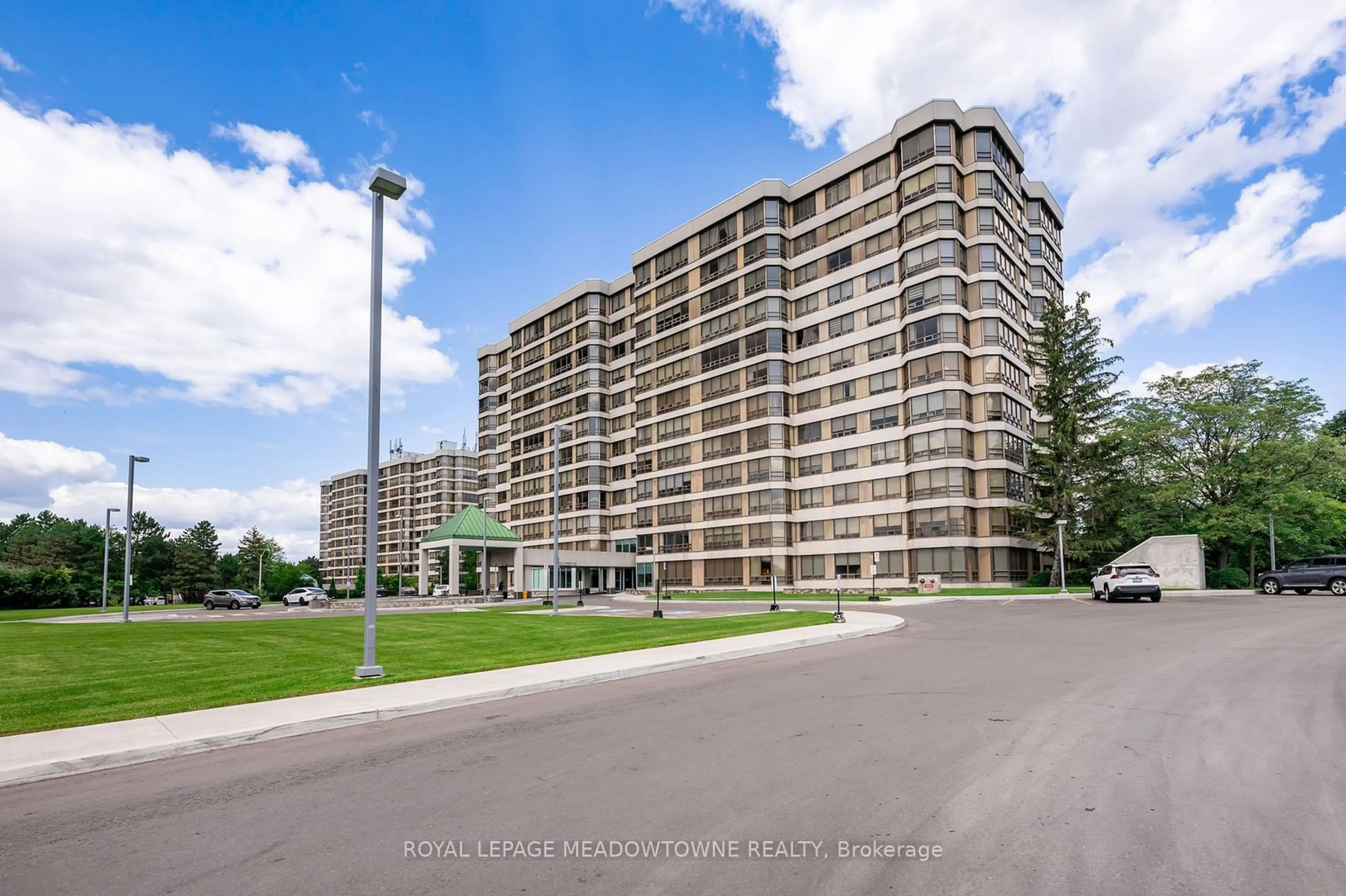 A pic from outside/outdoor area/front of a property/back of a property/a pic from drone, unknown for 320 Mill St #1109, Brampton Ontario L6Y 3V2