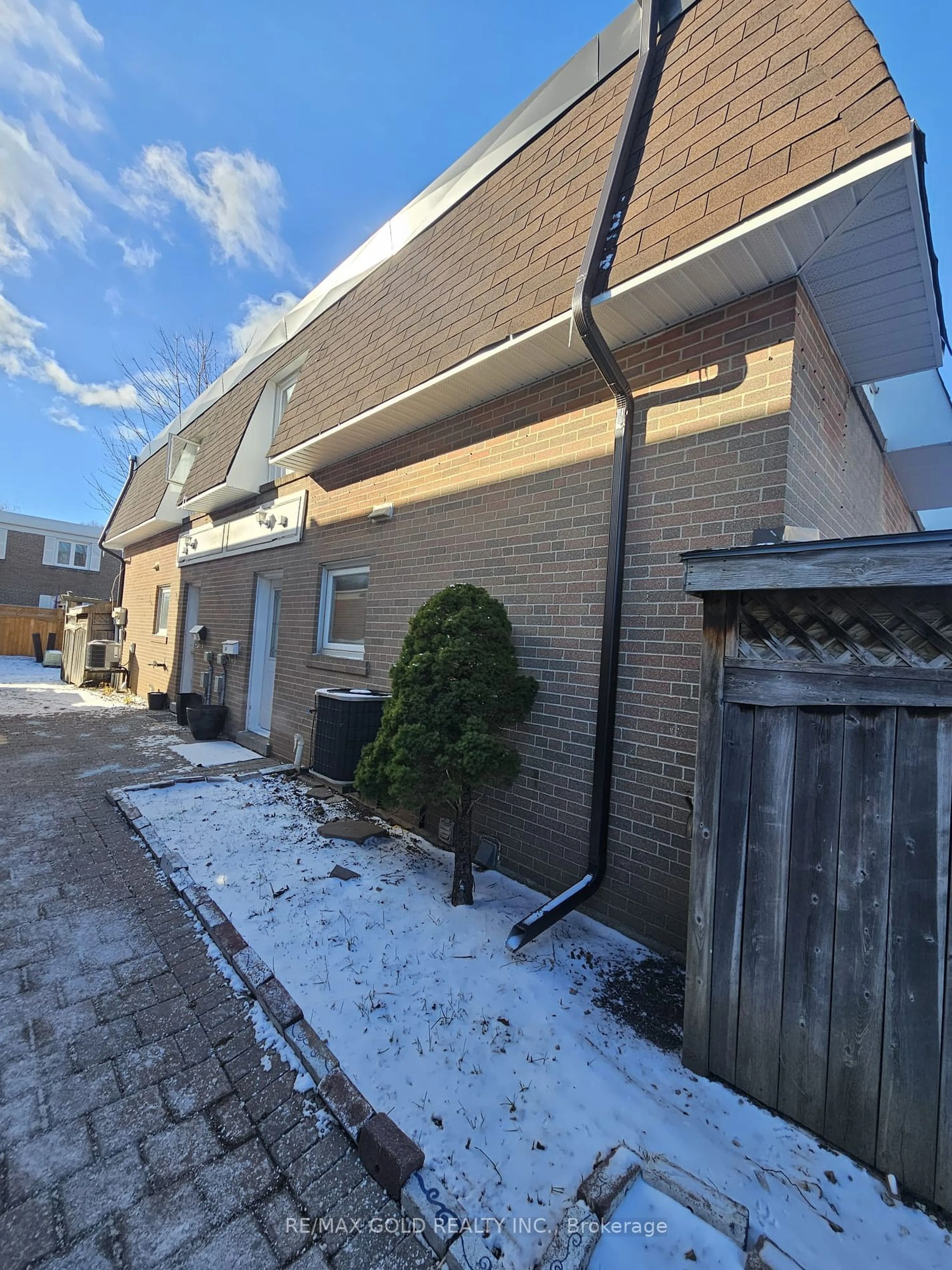 A pic from outside/outdoor area/front of a property/back of a property/a pic from drone, street for 29 Town House Cres #29, Brampton Ontario L6W 3C3