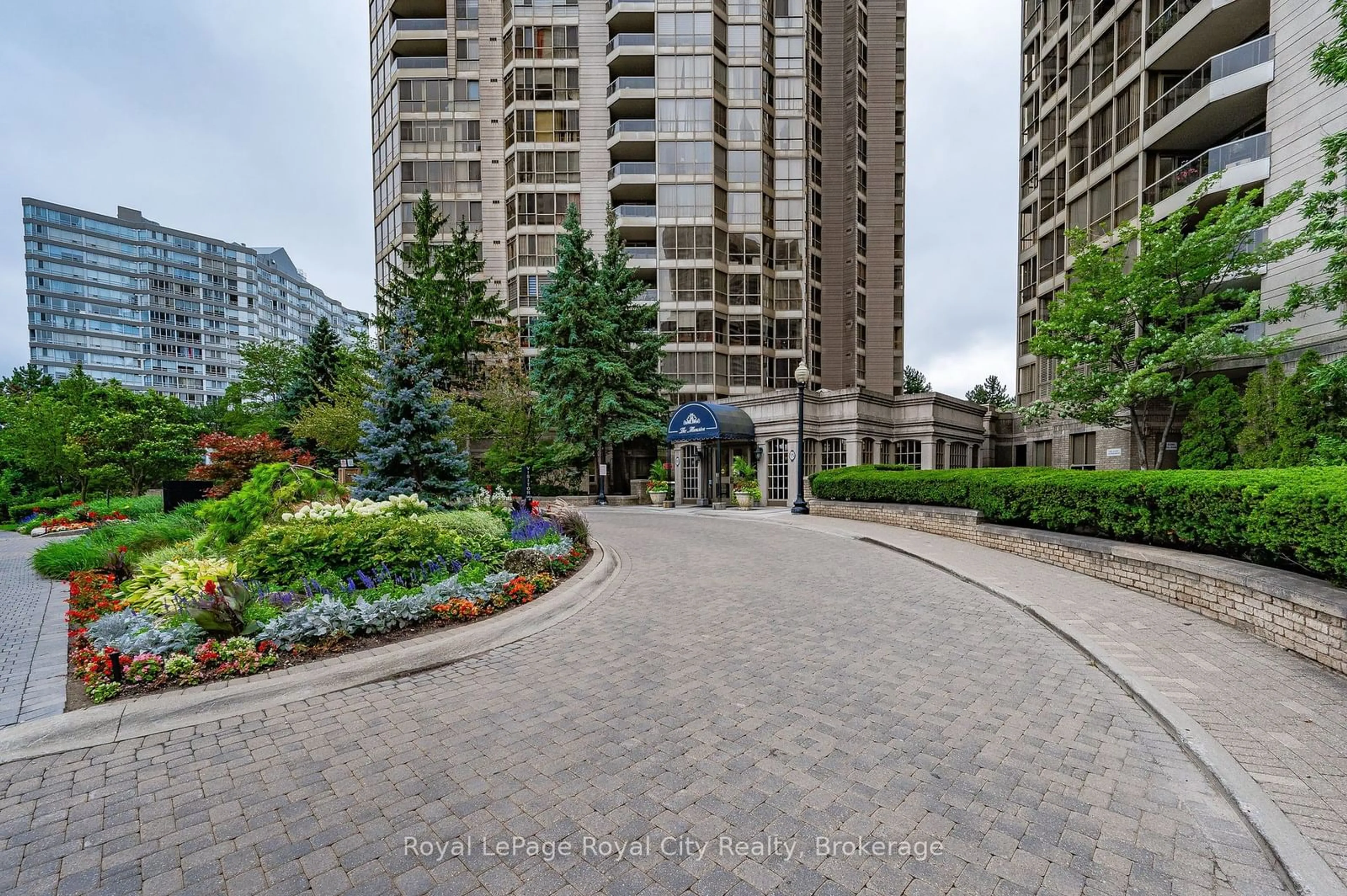 Patio, street for 55 KINGSBRIDGE GARDEN Circ #406, Mississauga Ontario L5R 1Y1