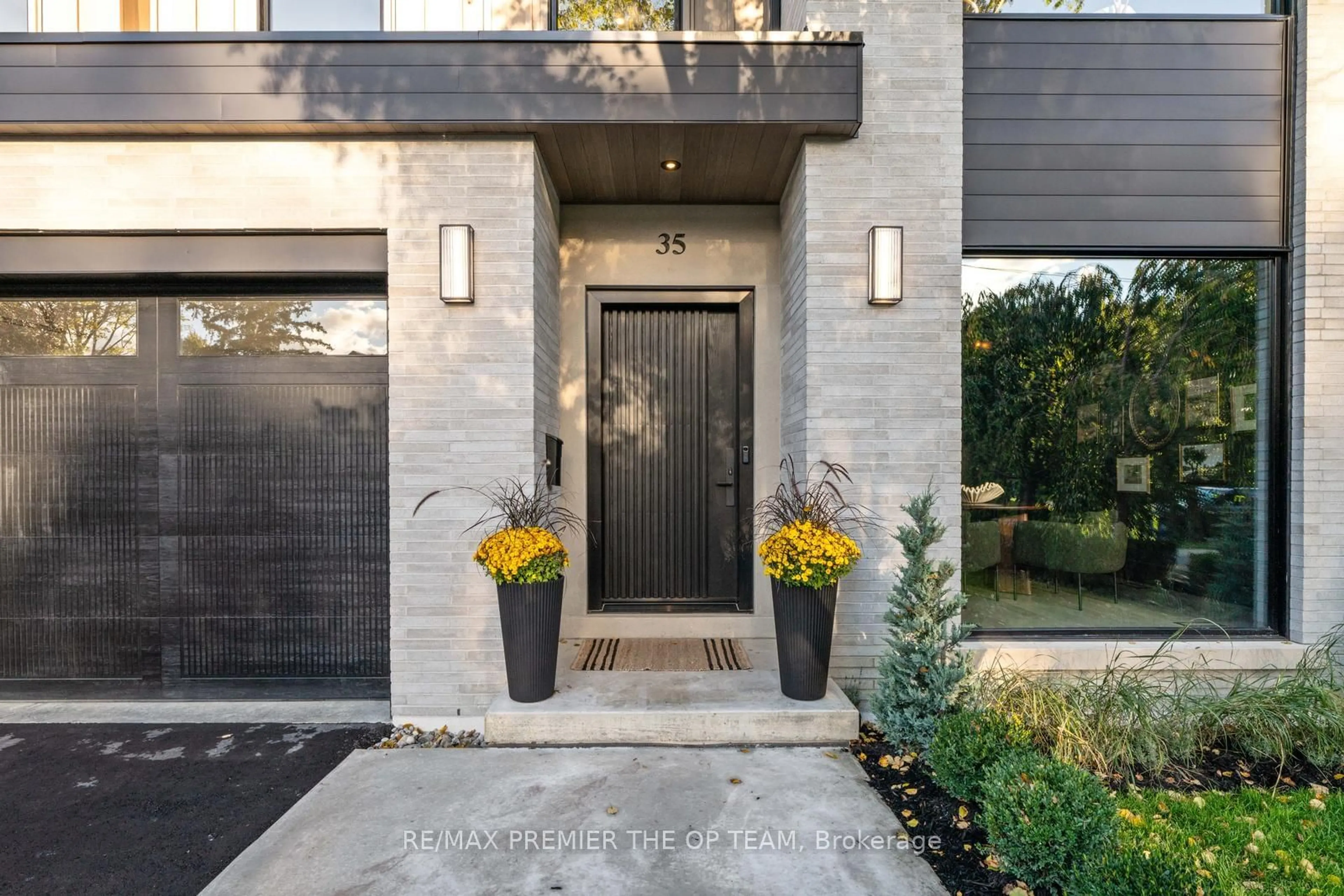 Indoor entryway for 35 Botfield Ave, Toronto Ontario M9B 4E2