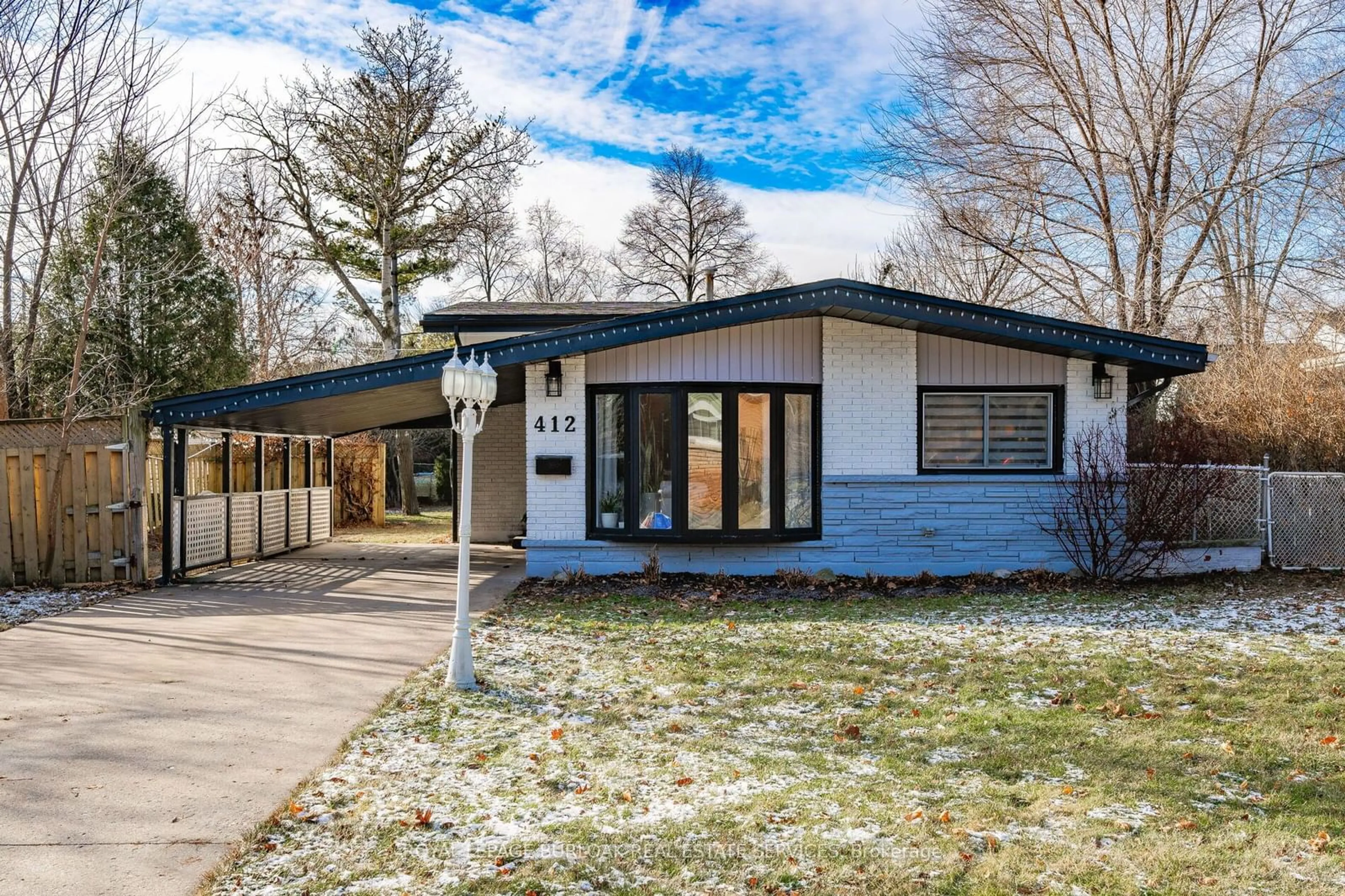 Home with vinyl exterior material, street for 412 Norrie Cres, Burlington Ontario L7L 3S5