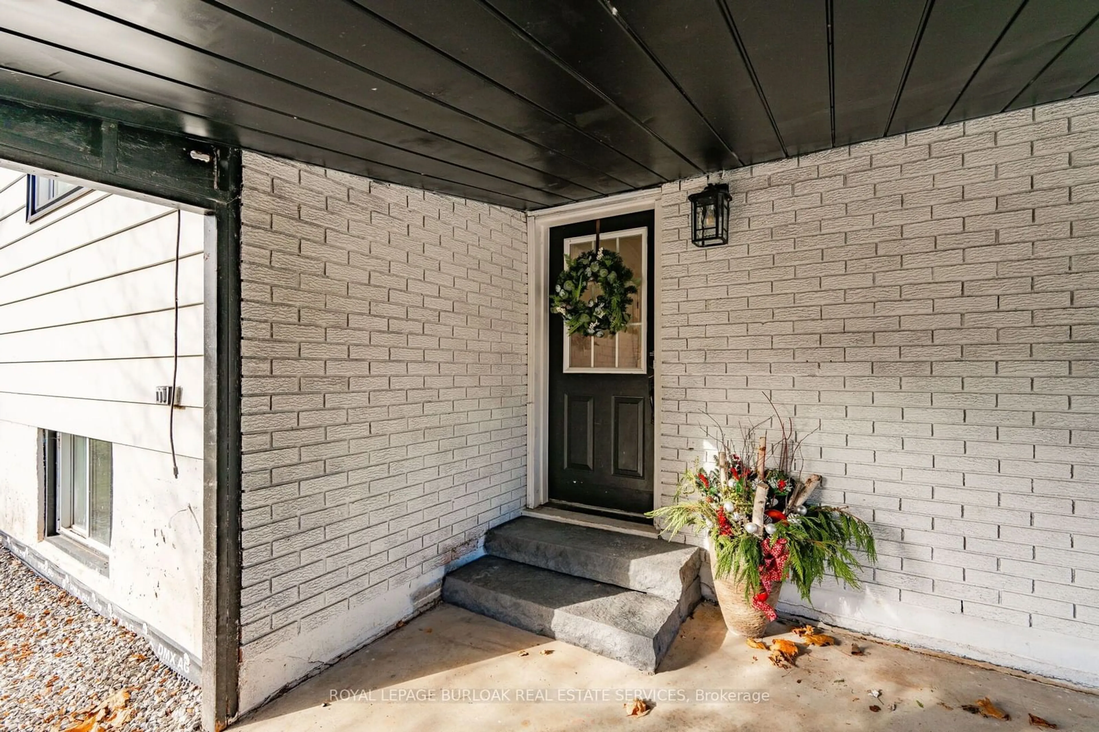 Indoor entryway for 412 Norrie Cres, Burlington Ontario L7L 3S5