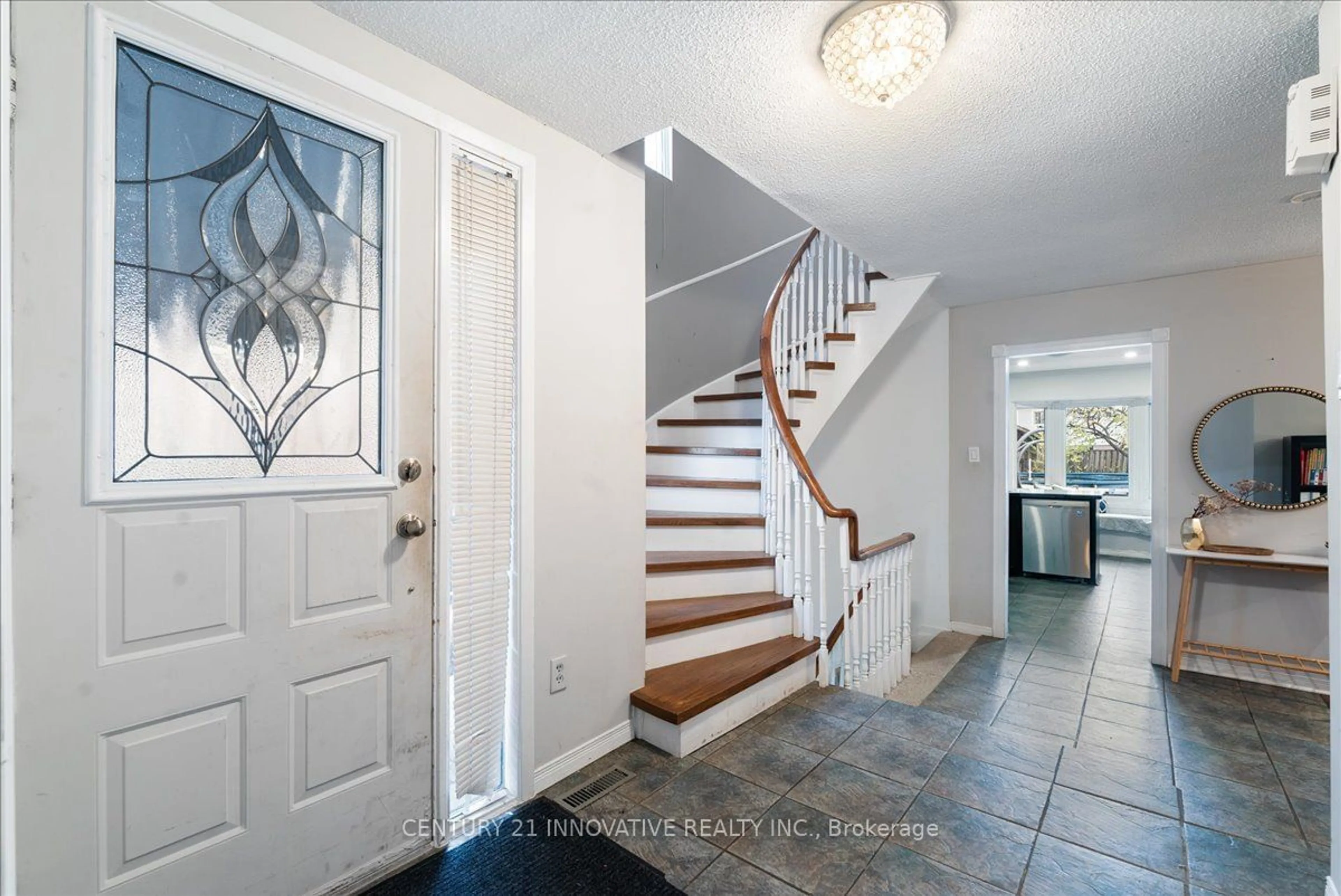 Indoor entryway for 3061 Ilomar Crt, Mississauga Ontario L5N 5B9