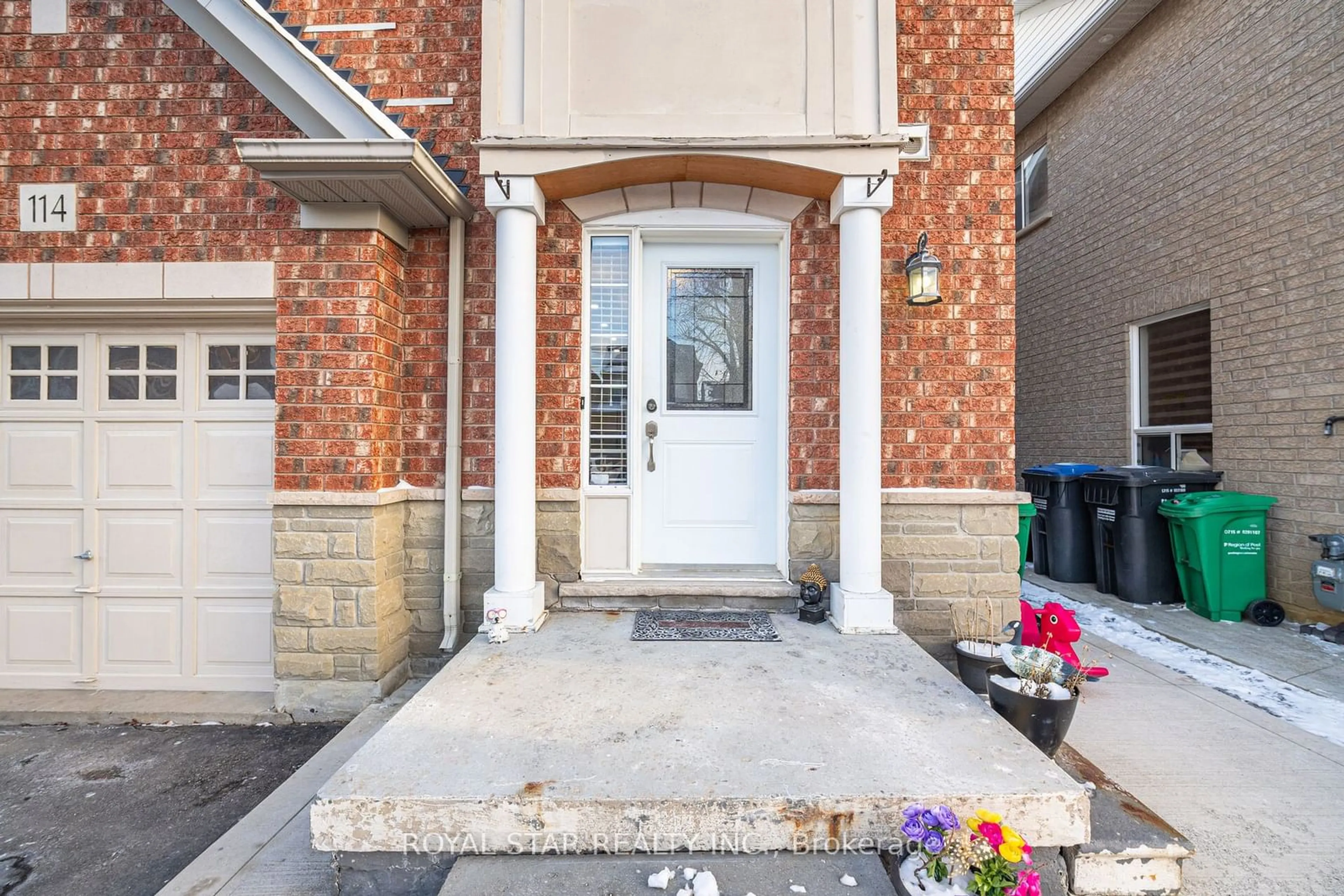 Indoor entryway for 114 Penbridge Circ, Brampton Ontario L7A 2P8