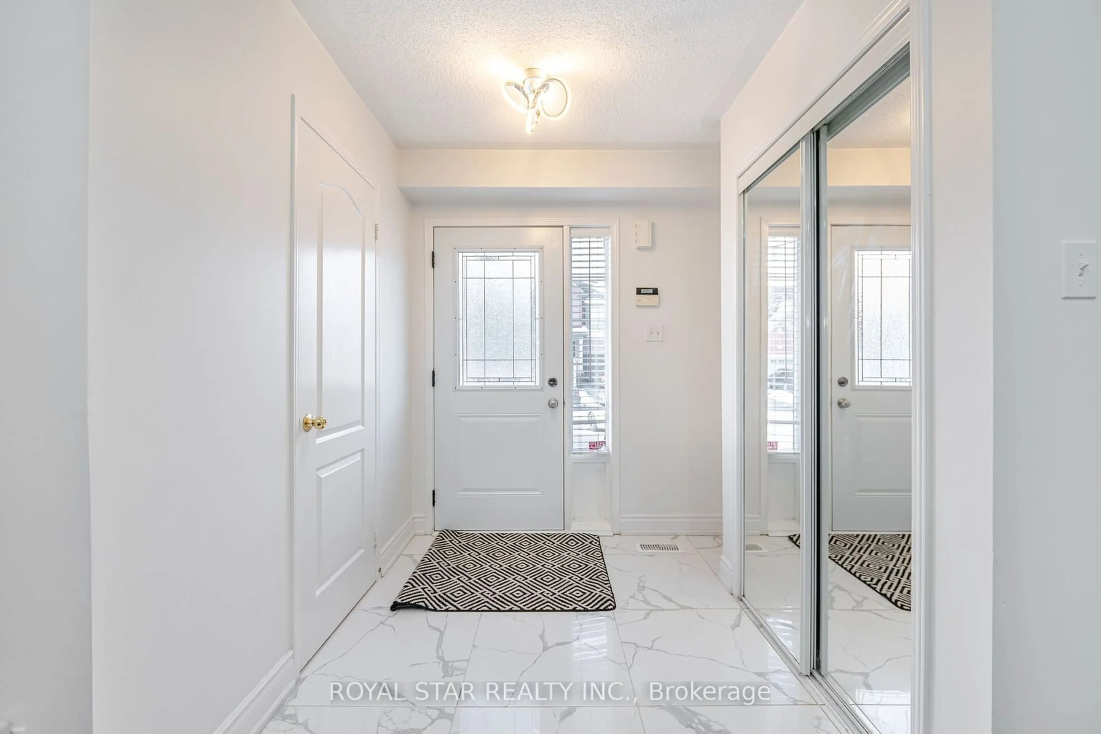 Indoor entryway for 114 Penbridge Circ, Brampton Ontario L7A 2P8