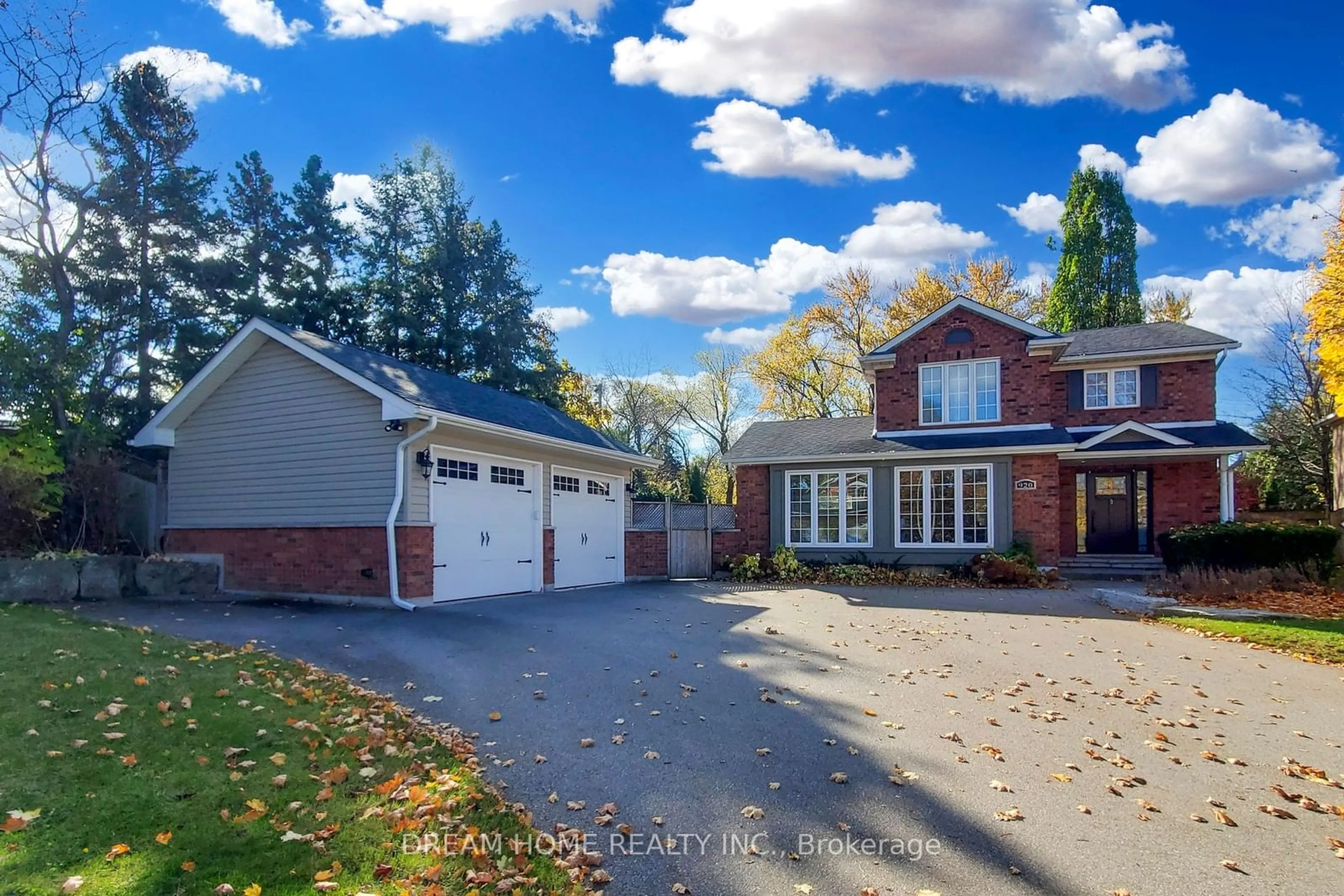 A pic from outside/outdoor area/front of a property/back of a property/a pic from drone, street for 920 Glendale Crt, Burlington Ontario L7R 4J3