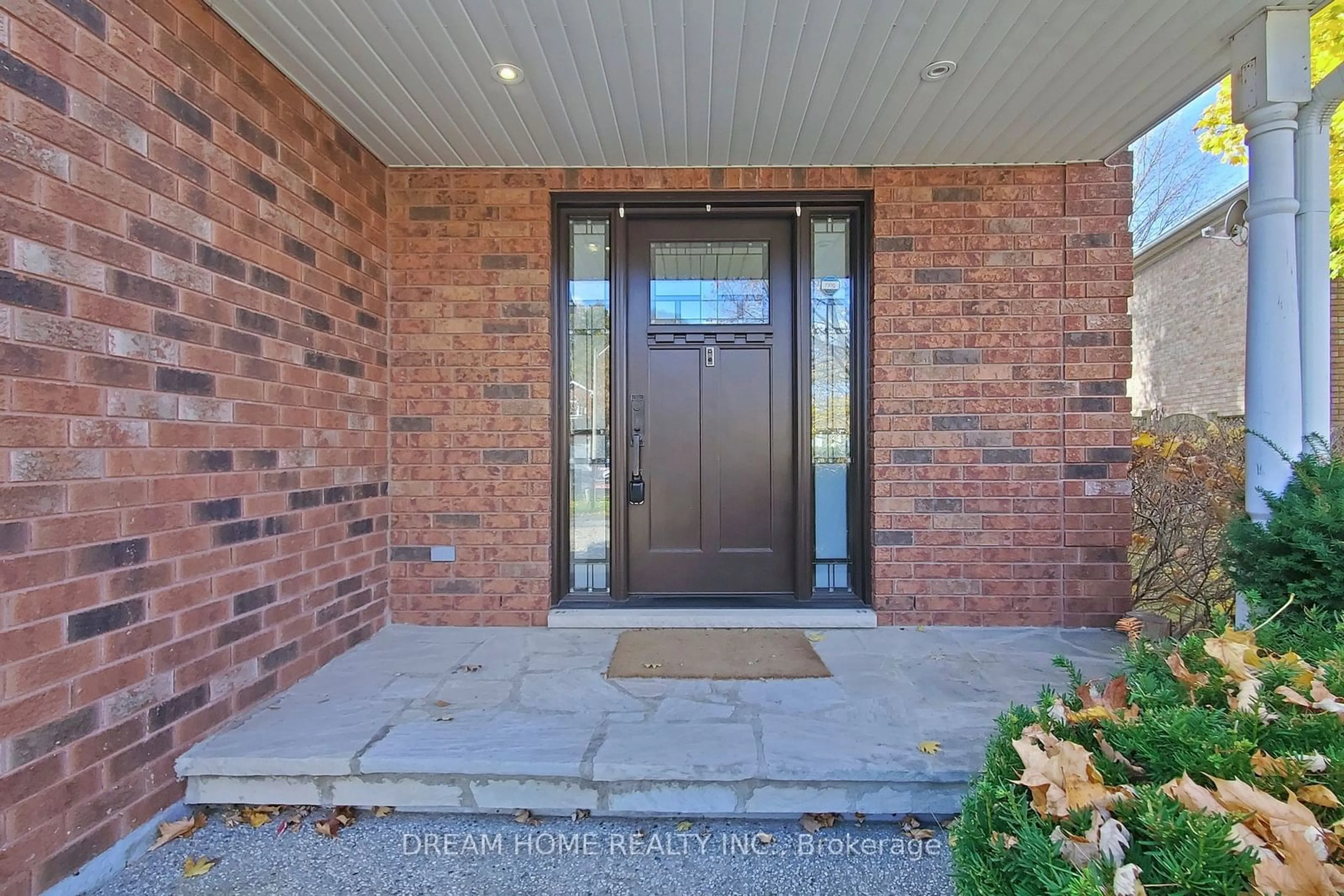 Indoor entryway for 920 Glendale Crt, Burlington Ontario L7R 4J3