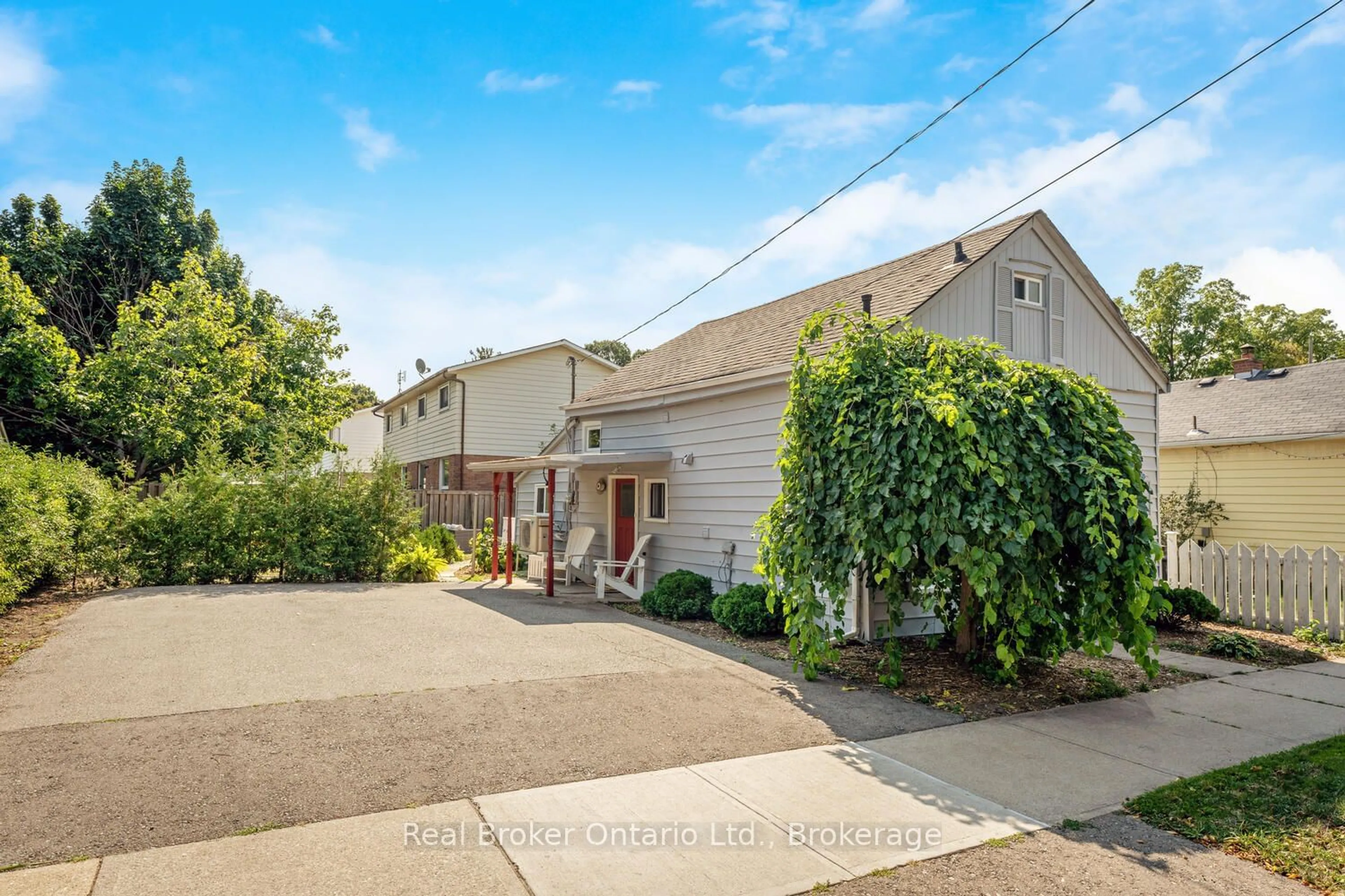 A pic from outside/outdoor area/front of a property/back of a property/a pic from drone, street for 262 Pine St, Milton Ontario L9T 1K5