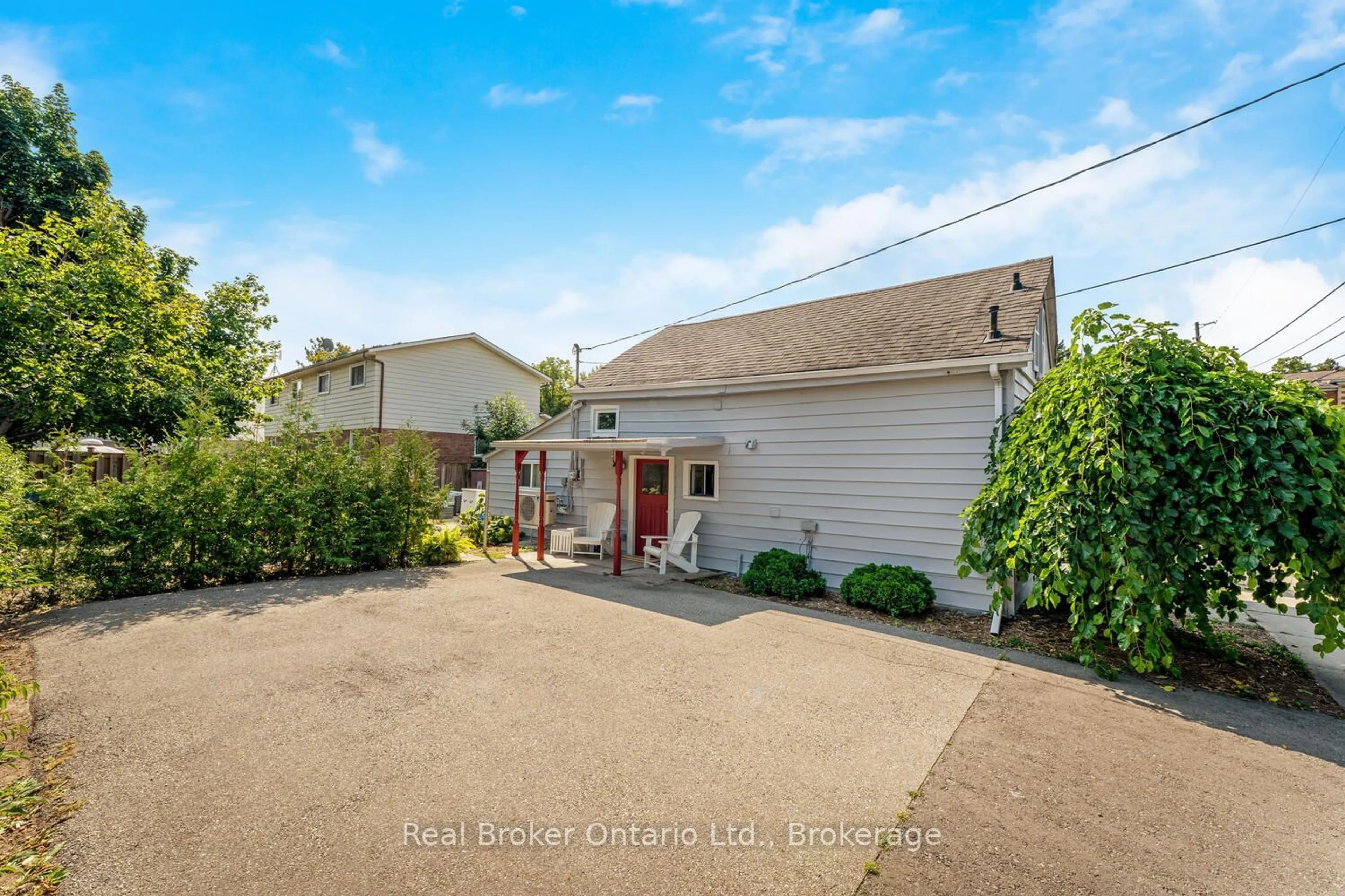 A pic from outside/outdoor area/front of a property/back of a property/a pic from drone, unknown for 262 Pine St, Milton Ontario L9T 1K5