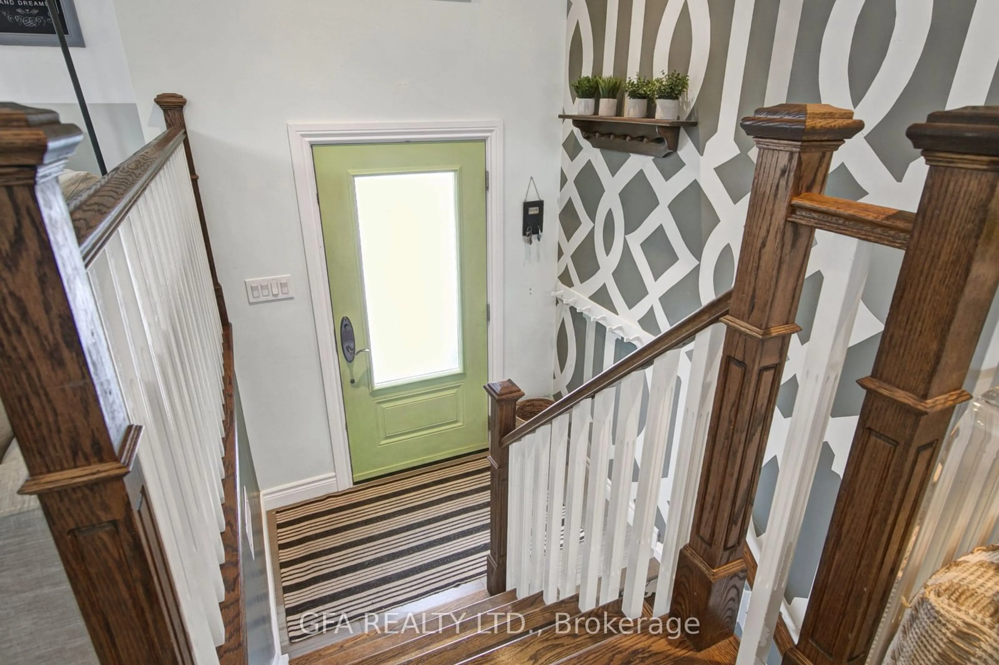 Indoor entryway for 2424 Yolanda Dr, Oakville Ontario L6L 2H8