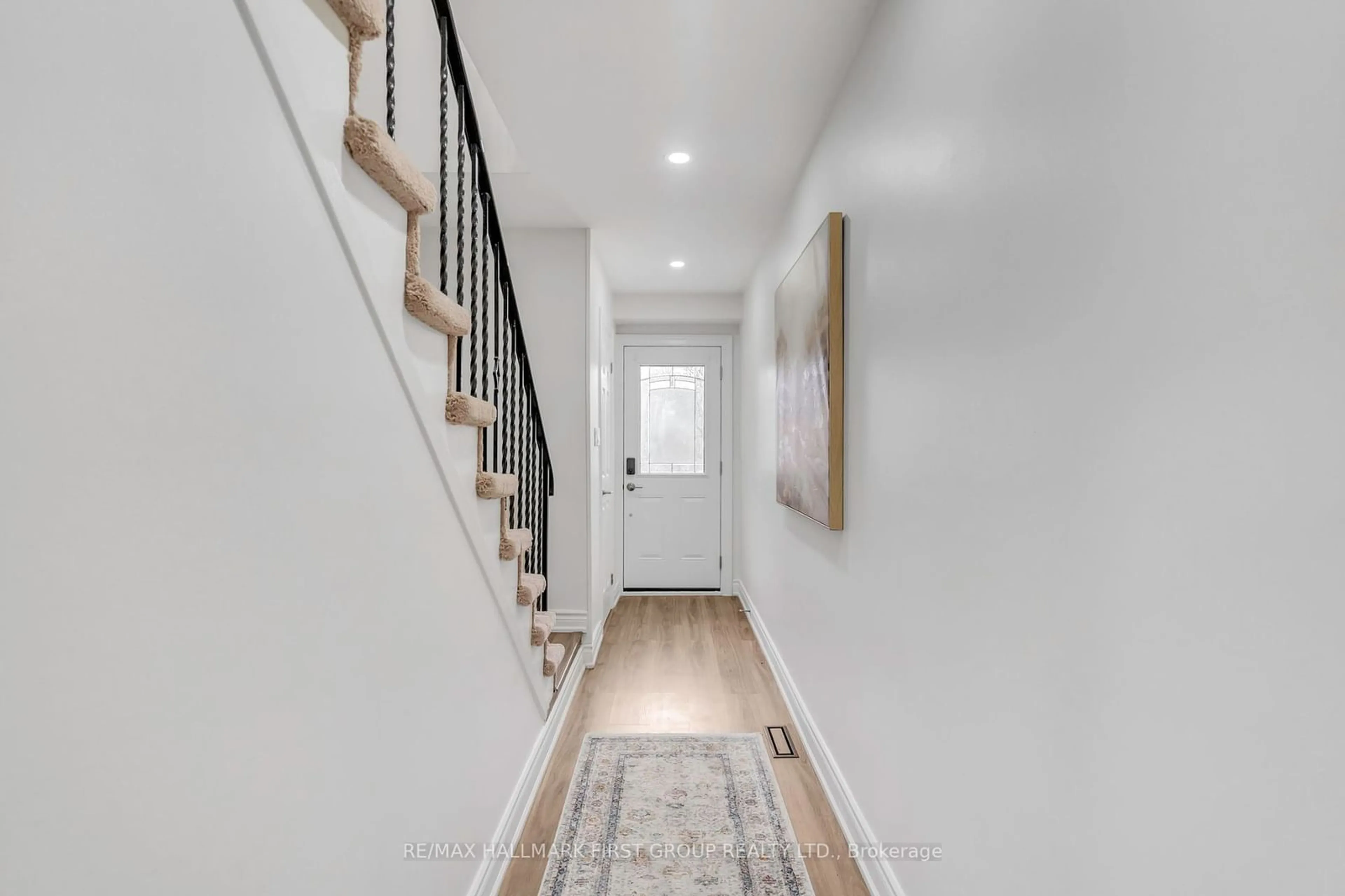 Indoor entryway for 400 Mississauga Valley Blvd #6, Mississauga Ontario L5A 3N6