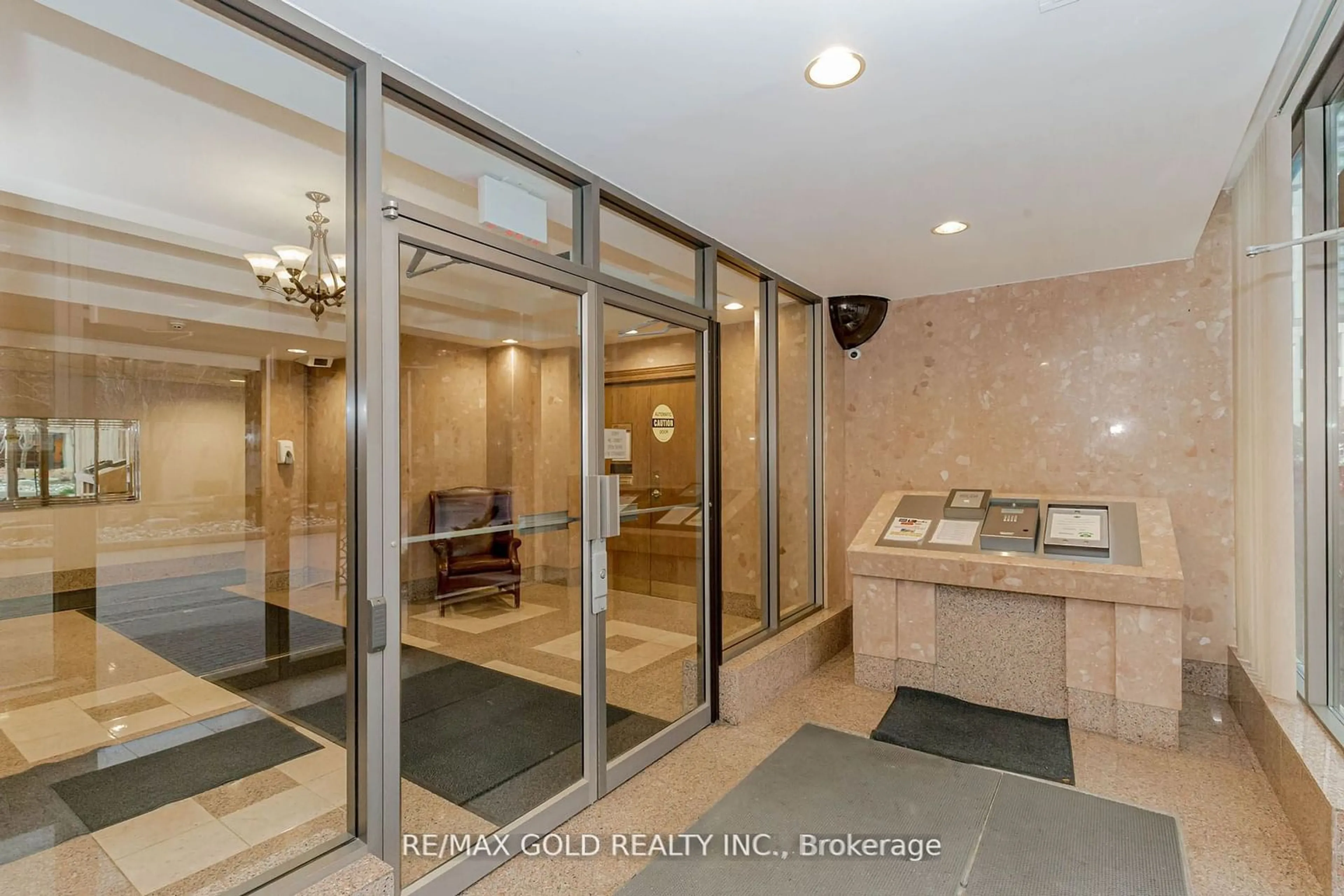 Indoor foyer for 55 Elm Dr #1710, Mississauga Ontario L5B 3Z3