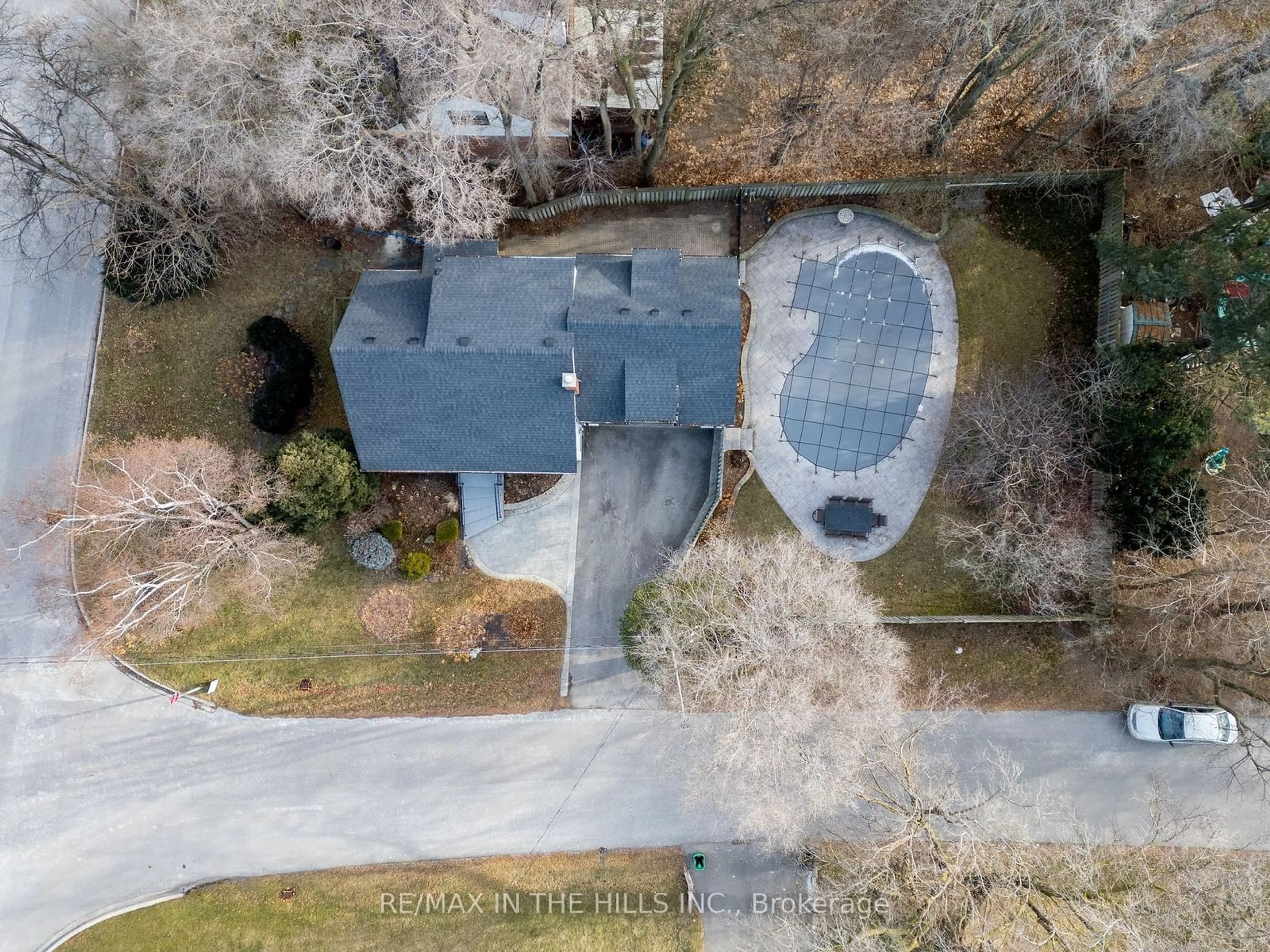 A pic from outside/outdoor area/front of a property/back of a property/a pic from drone, street for 936 Dormer St, Mississauga Ontario L5E 1T5