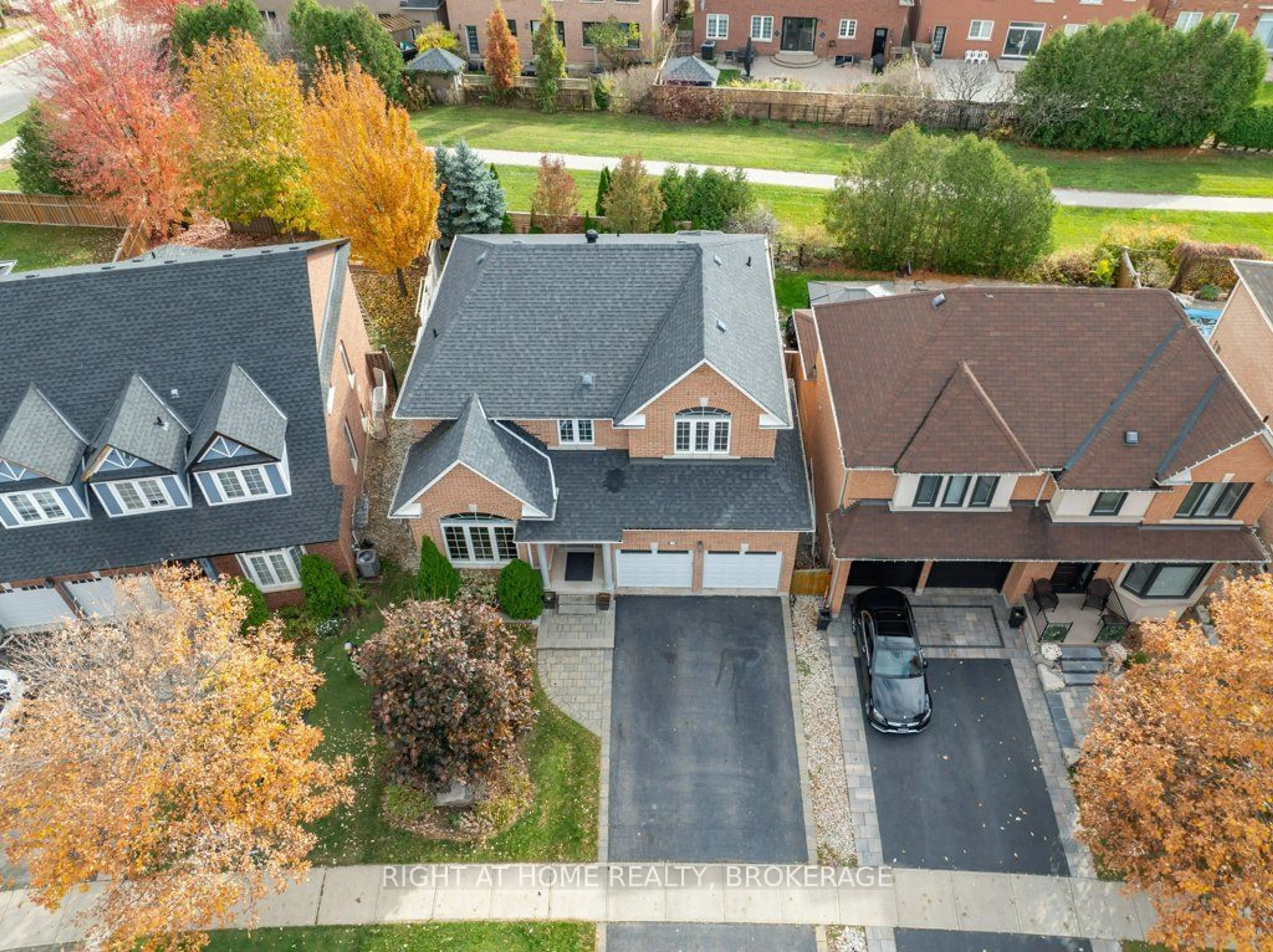 A pic from outside/outdoor area/front of a property/back of a property/a pic from drone, street for 2233 Falling Green Dr, Oakville Ontario L6M 5A2