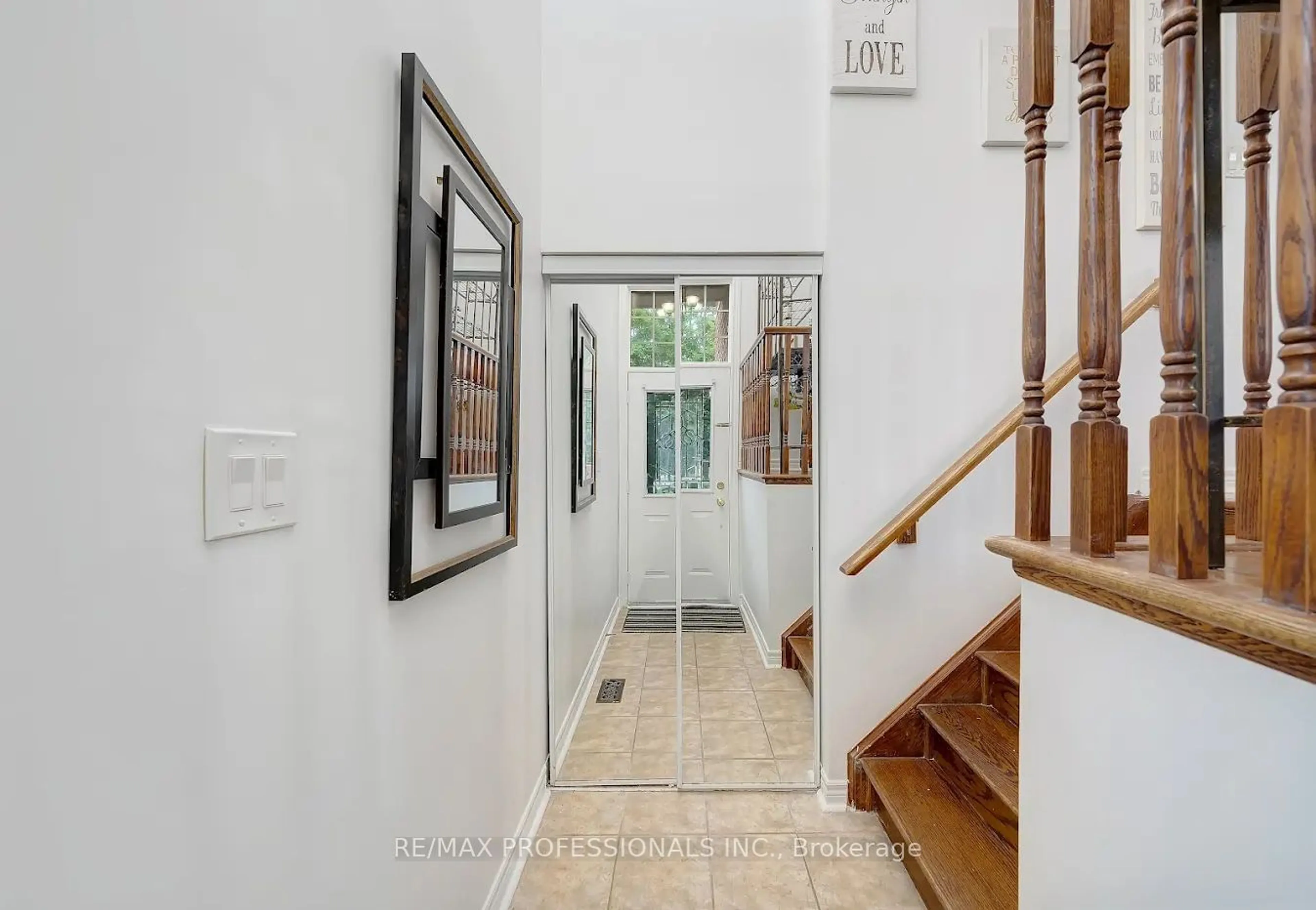 Indoor entryway for 2235 Hummingbird Way, Oakville Ontario L6M 3Z6