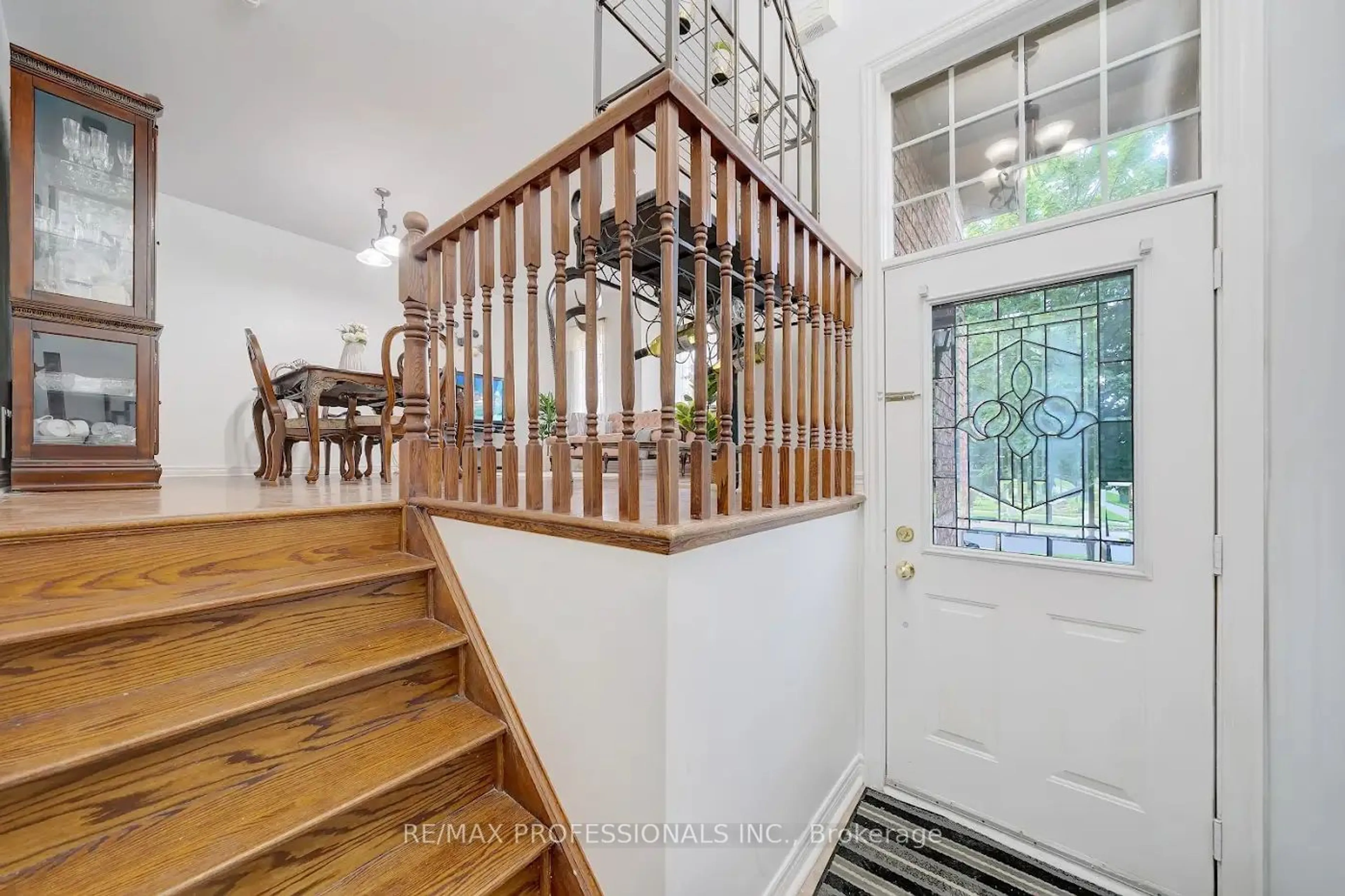 Indoor entryway for 2235 Hummingbird Way, Oakville Ontario L6M 3Z6