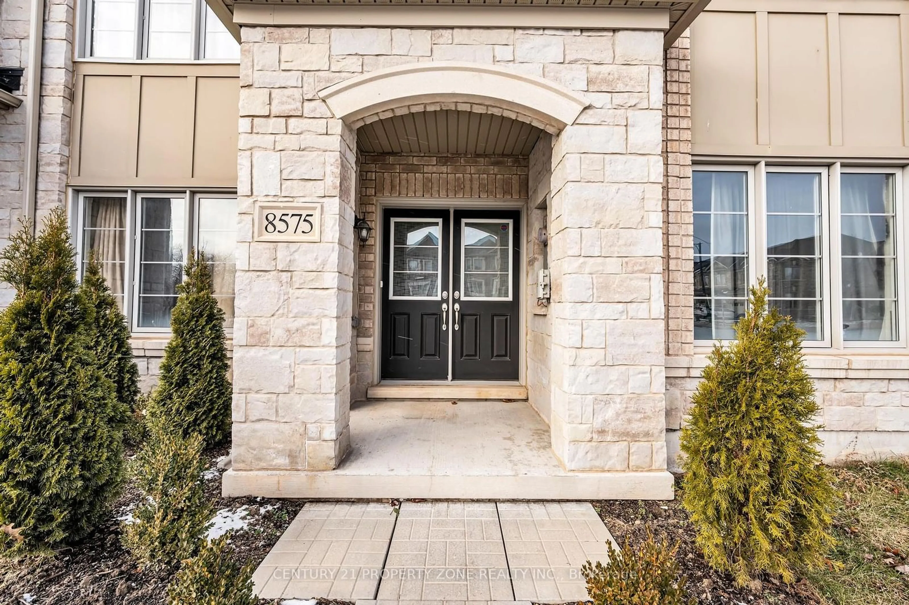 Indoor entryway for 8575 Financial Dr, Brampton Ontario L6Y 6C4