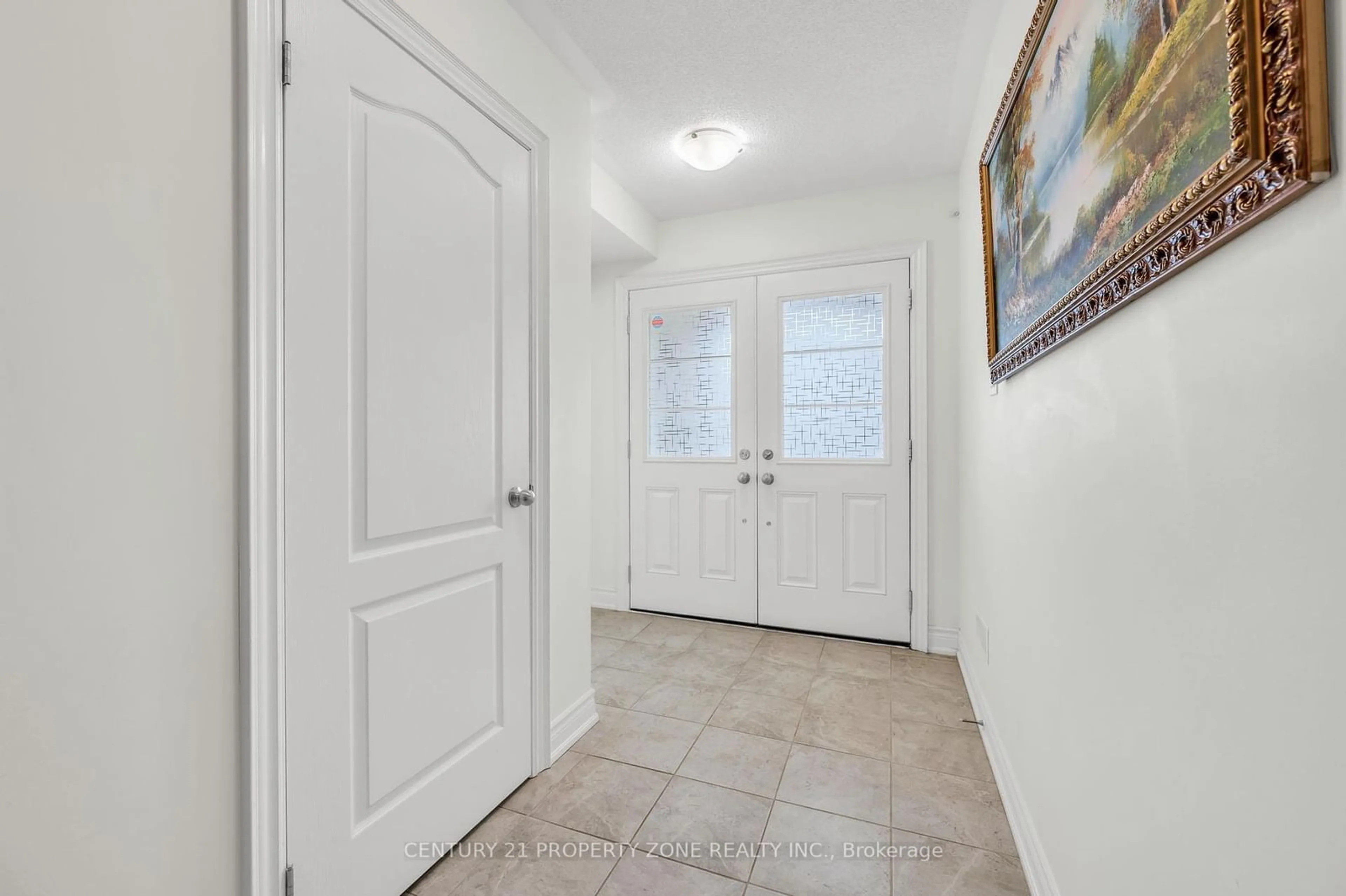 Indoor entryway for 8575 Financial Dr, Brampton Ontario L6Y 6C4