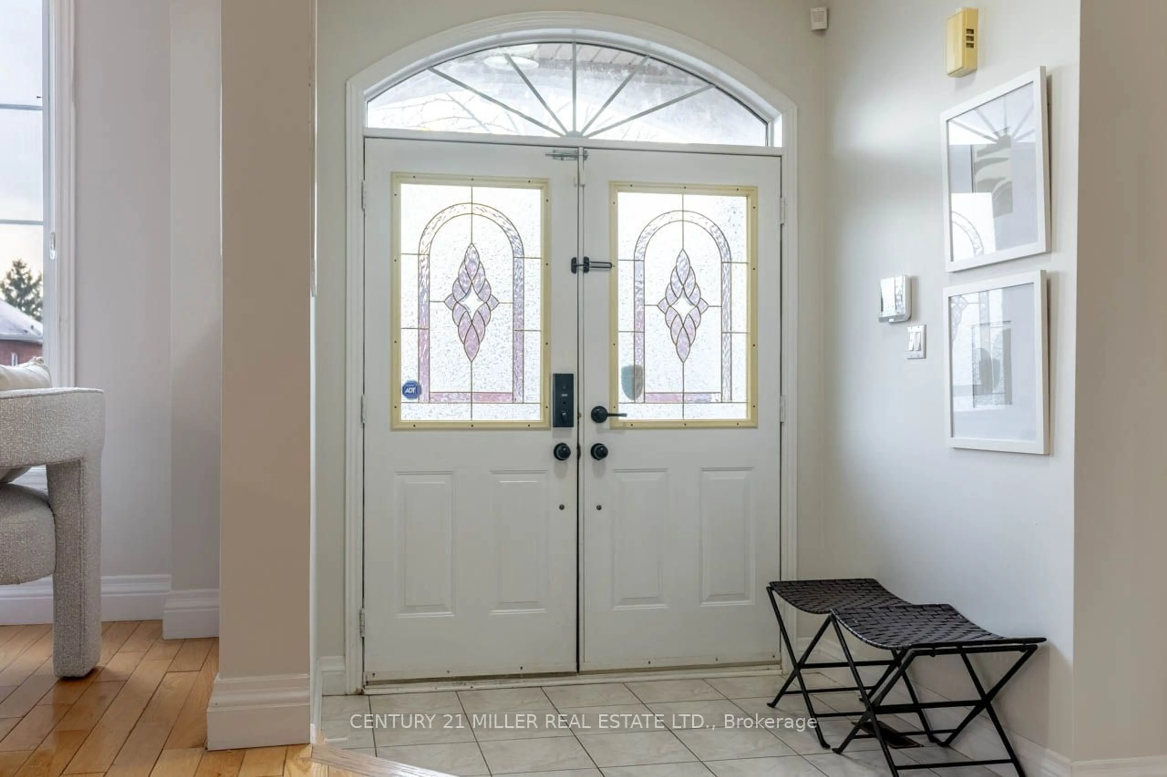 Indoor entryway for 1505 Sandpiper Rd, Oakville Ontario L6M 3R8