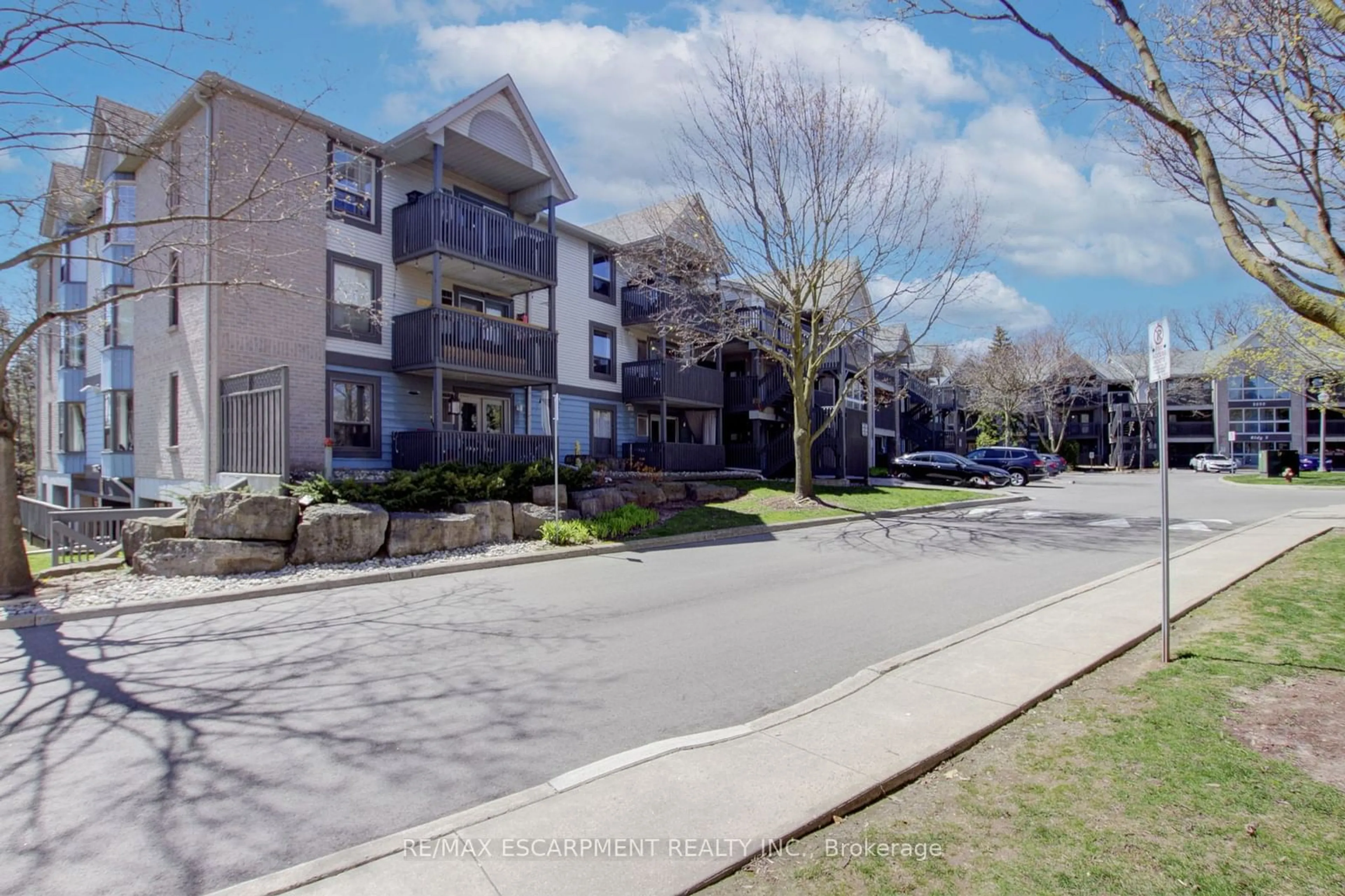 A pic from outside/outdoor area/front of a property/back of a property/a pic from drone, unknown for 2030 Cleaver Ave #213, Burlington Ontario L7M 4C3