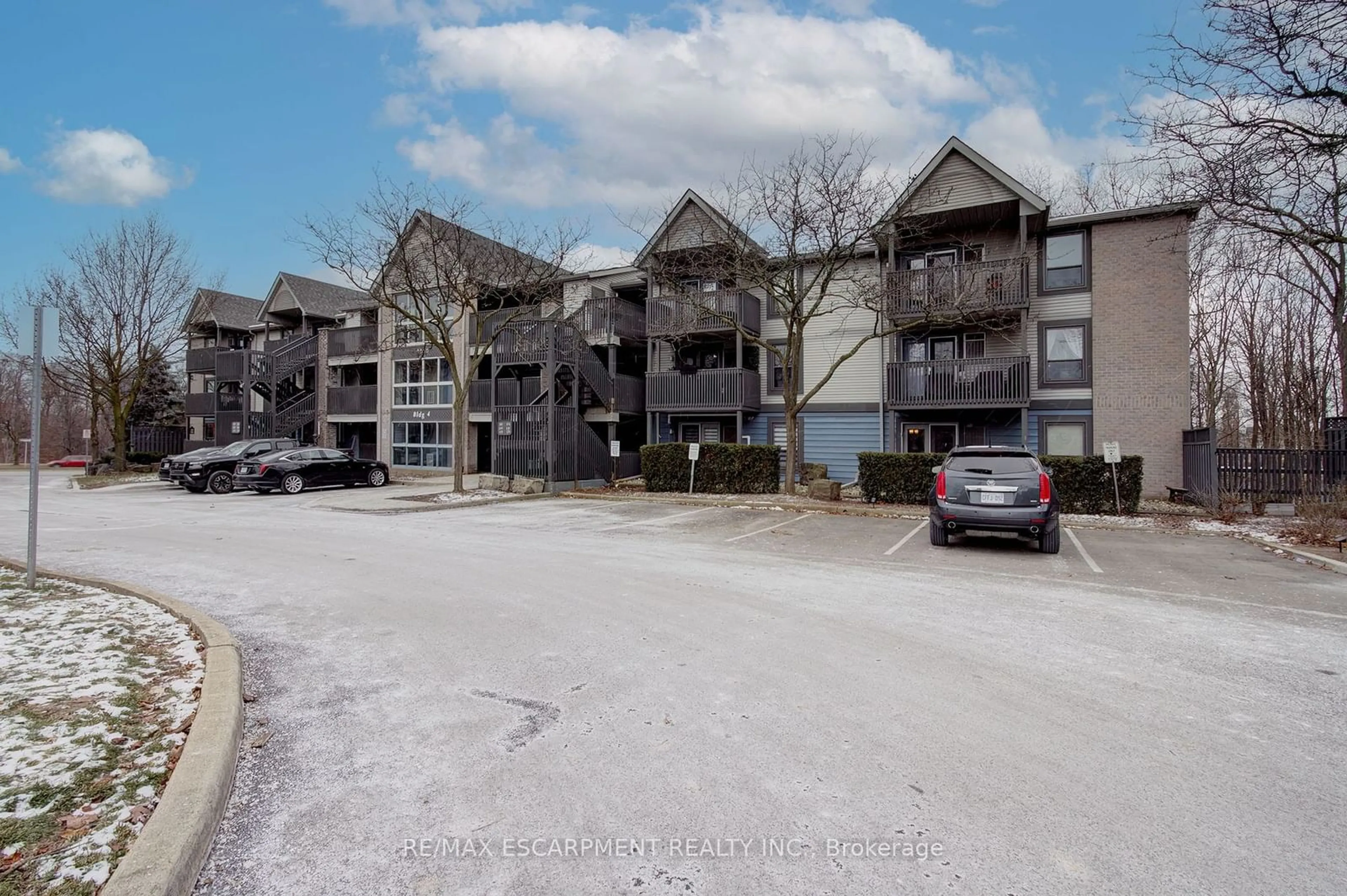 A pic from outside/outdoor area/front of a property/back of a property/a pic from drone, unknown for 2030 Cleaver Ave #213, Burlington Ontario L7M 4C3