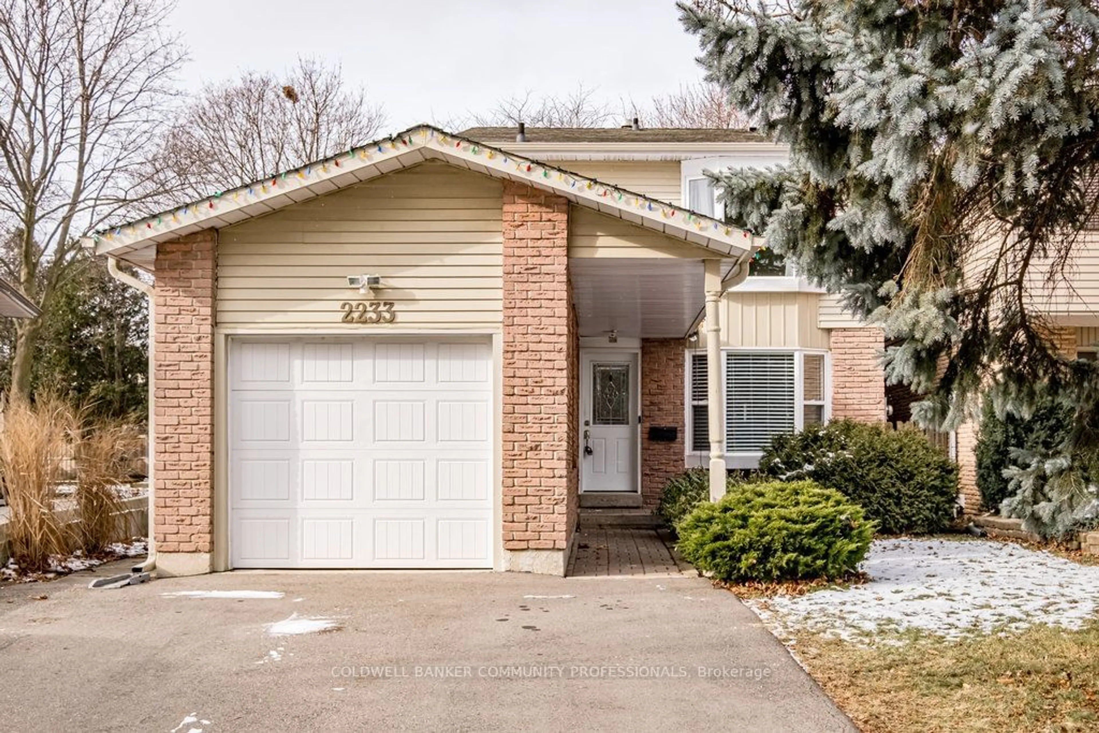 Home with brick exterior material, street for 2233 Middlesmoor Cres, Burlington Ontario L7P 3X2