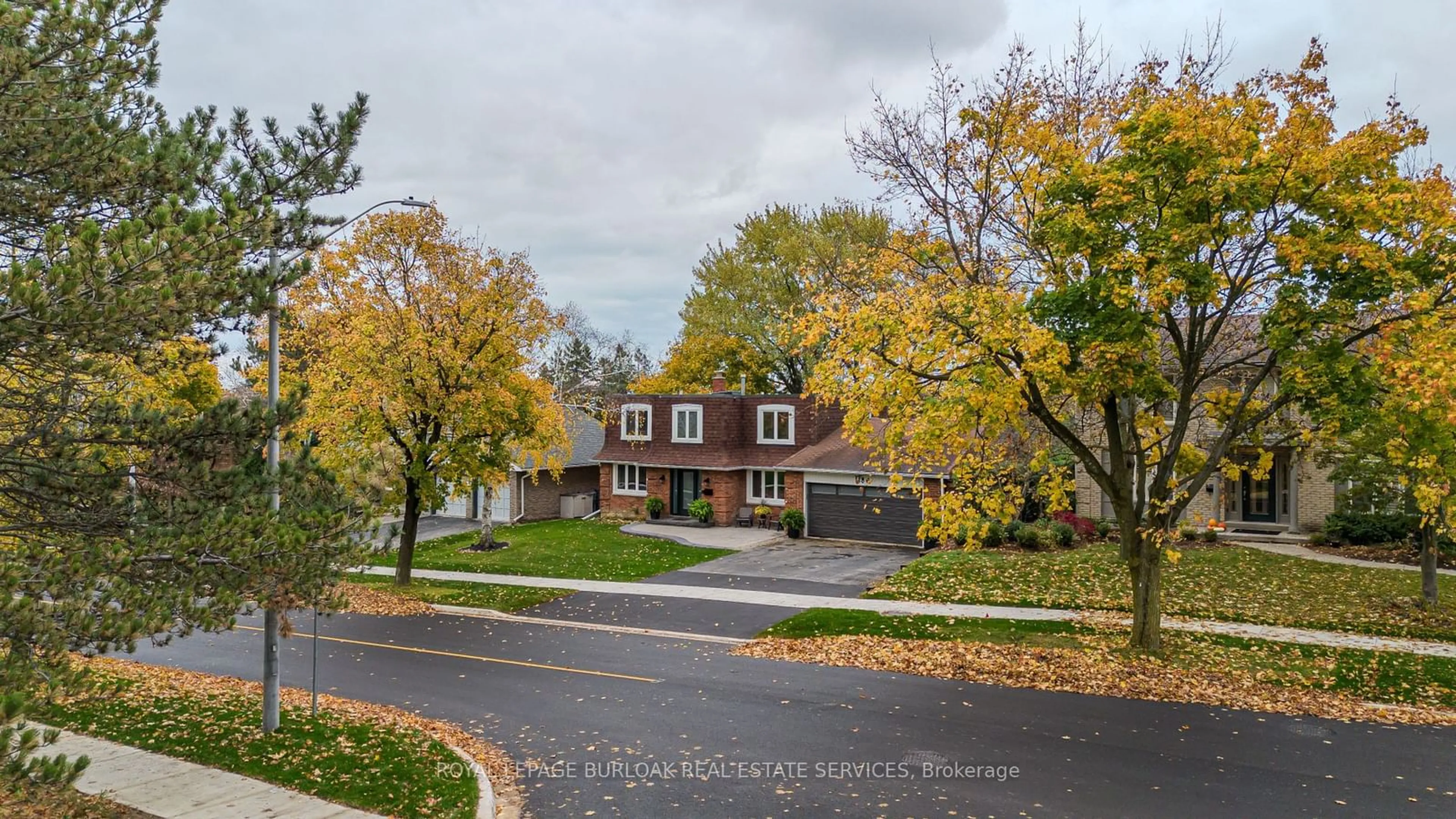 A pic from outside/outdoor area/front of a property/back of a property/a pic from drone, street for 1186 Tyandaga Park Dr, Burlington Ontario L7P 1M8