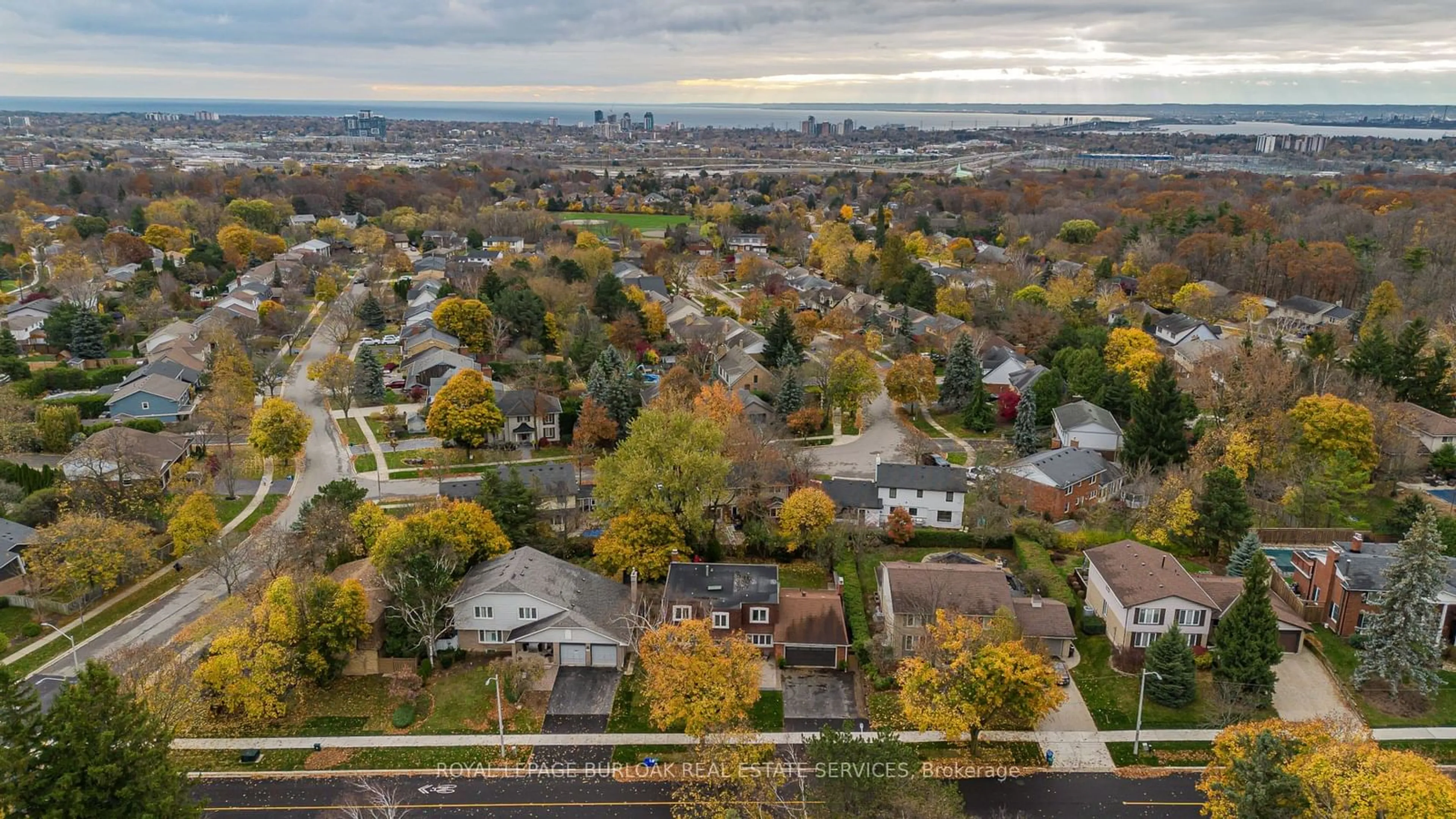 A pic from outside/outdoor area/front of a property/back of a property/a pic from drone, city buildings view from balcony for 1186 Tyandaga Park Dr, Burlington Ontario L7P 1M8