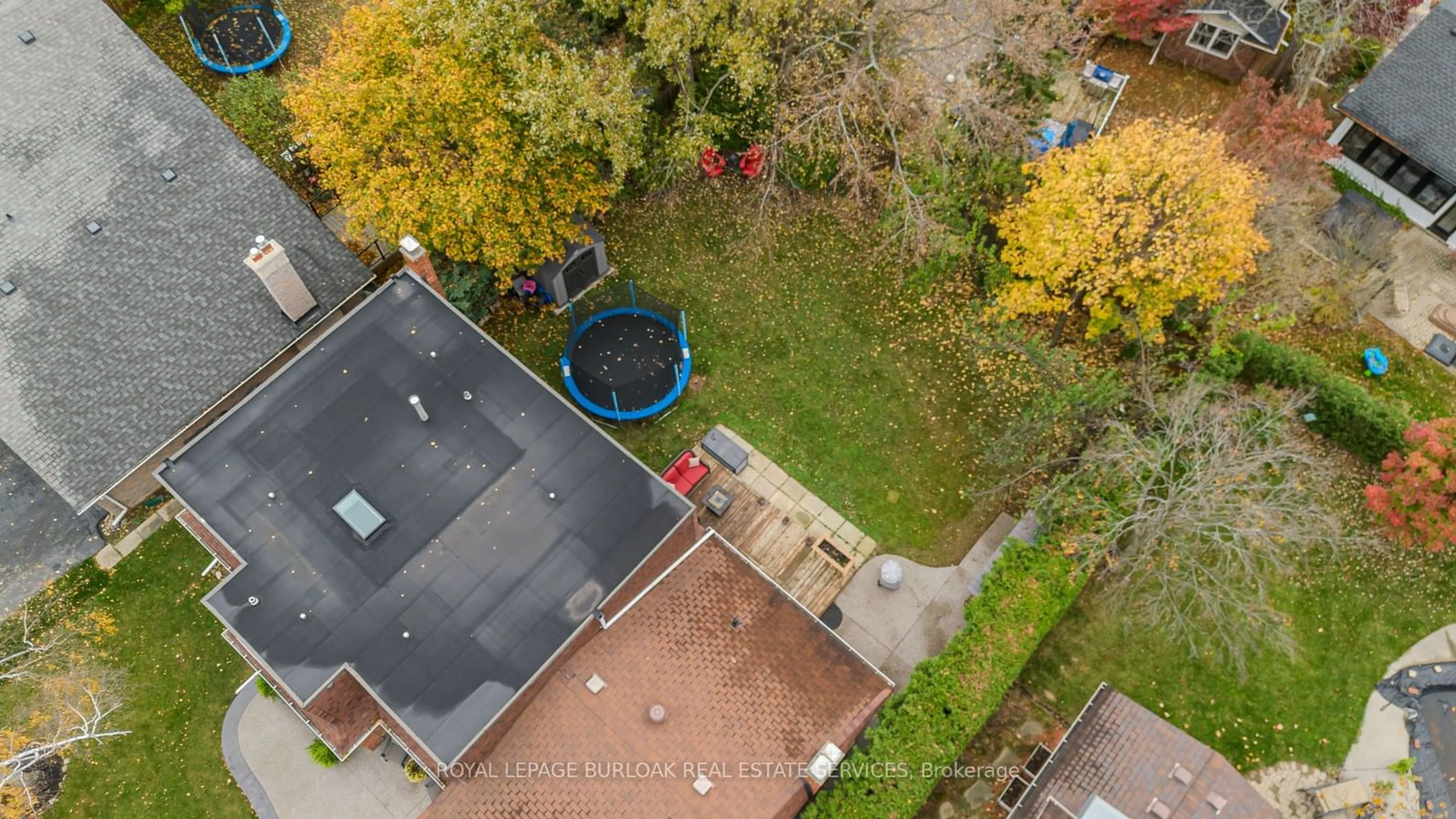 A pic from outside/outdoor area/front of a property/back of a property/a pic from drone, unknown for 1186 Tyandaga Park Dr, Burlington Ontario L7P 1M8