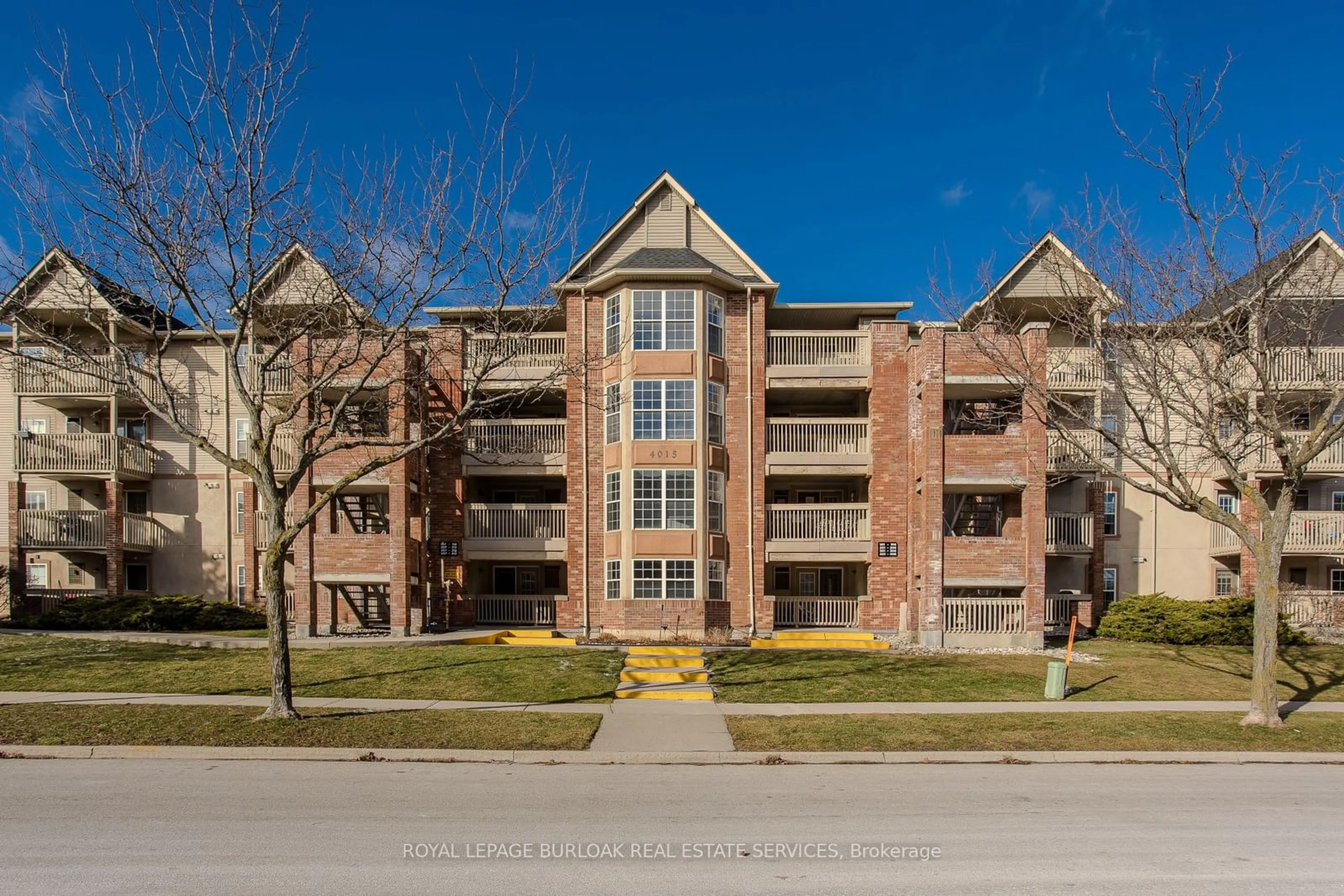 A pic from outside/outdoor area/front of a property/back of a property/a pic from drone, building for 4015 Kilmer Dr #404, Burlington Ontario L7M 4M4