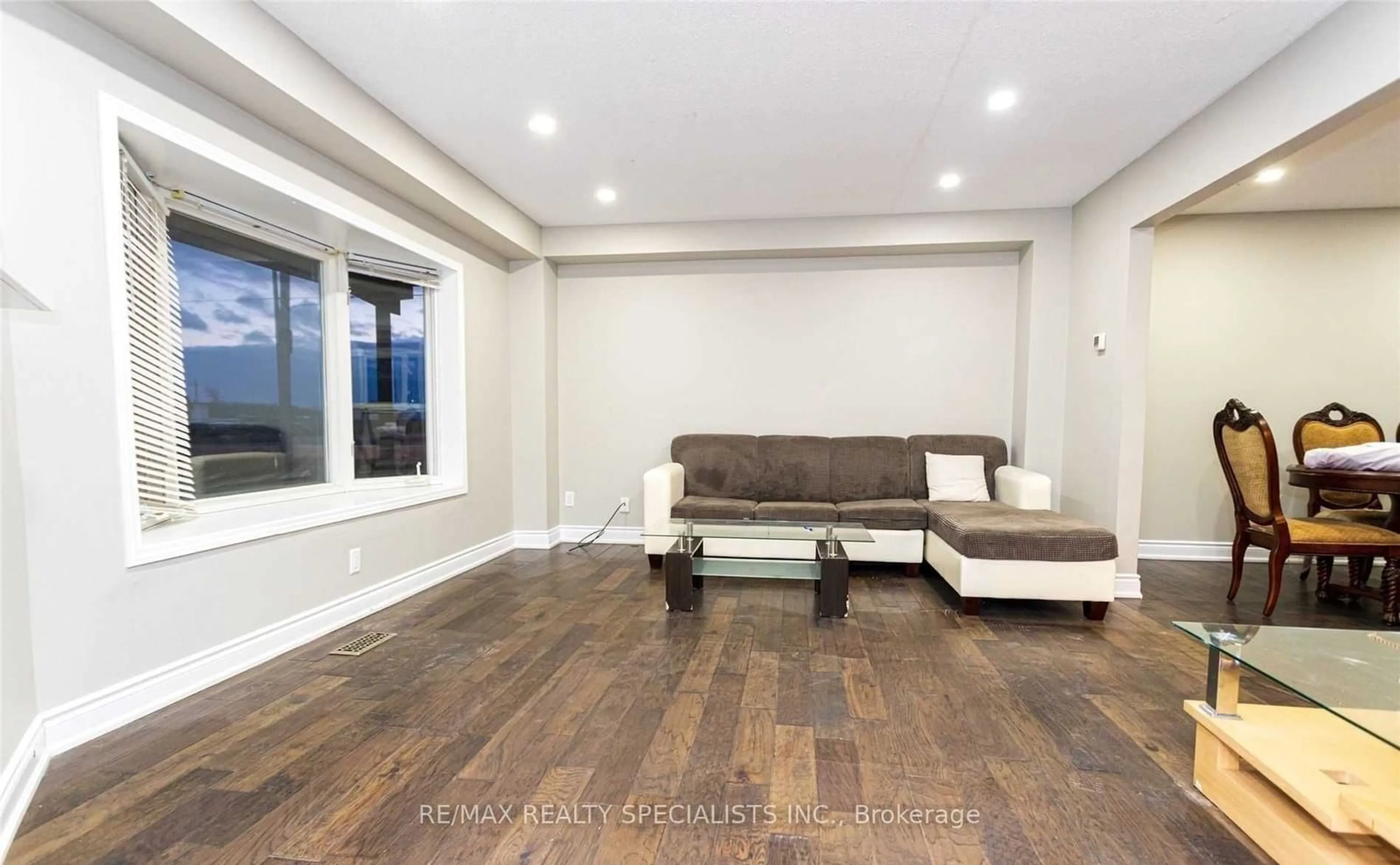 Living room with furniture, wood/laminate floor for 3016 Boston Mills Rd, Caledon Ontario L7C 1R7