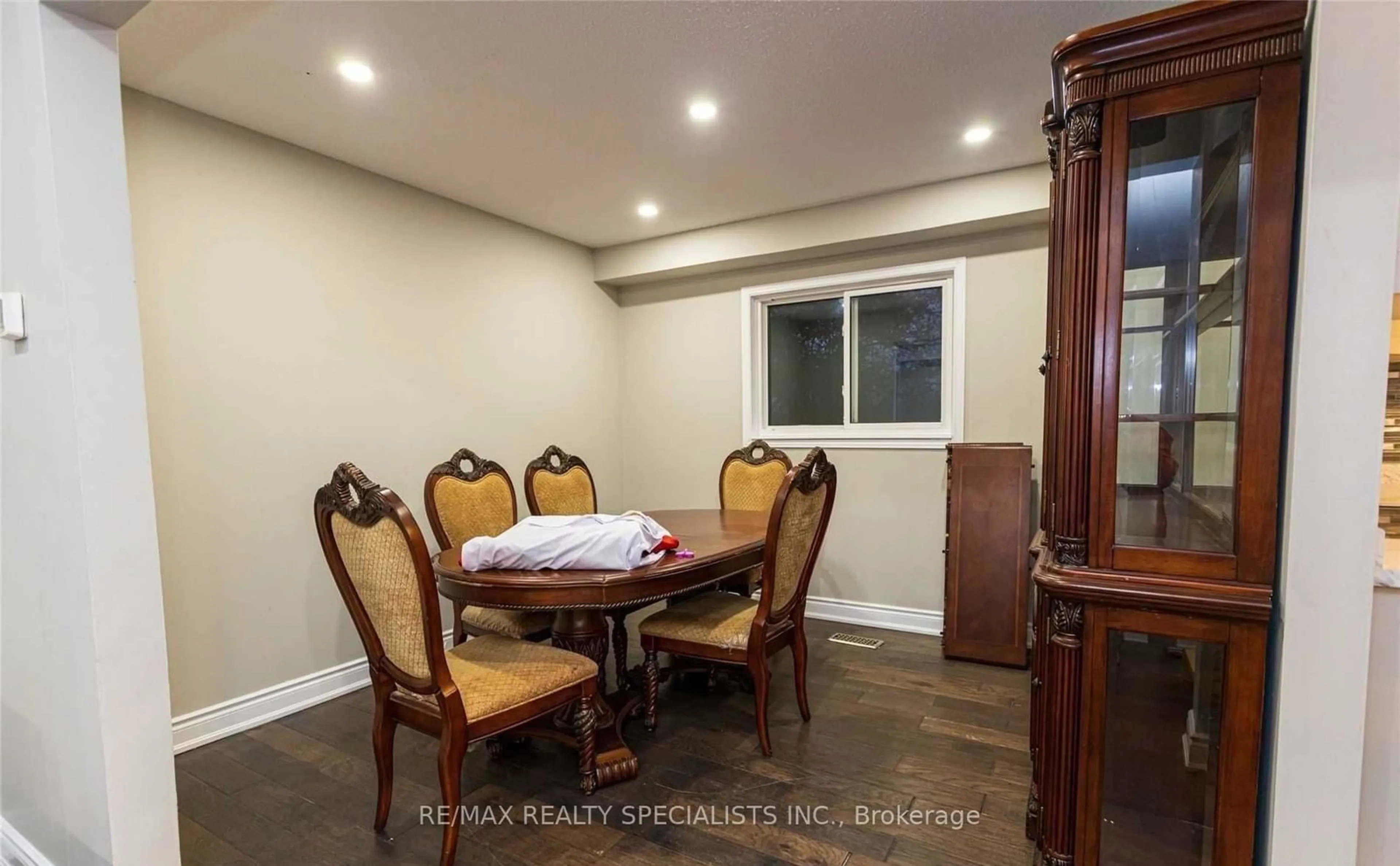 Dining room, wood/laminate floor for 3016 Boston Mills Rd, Caledon Ontario L7C 1R7