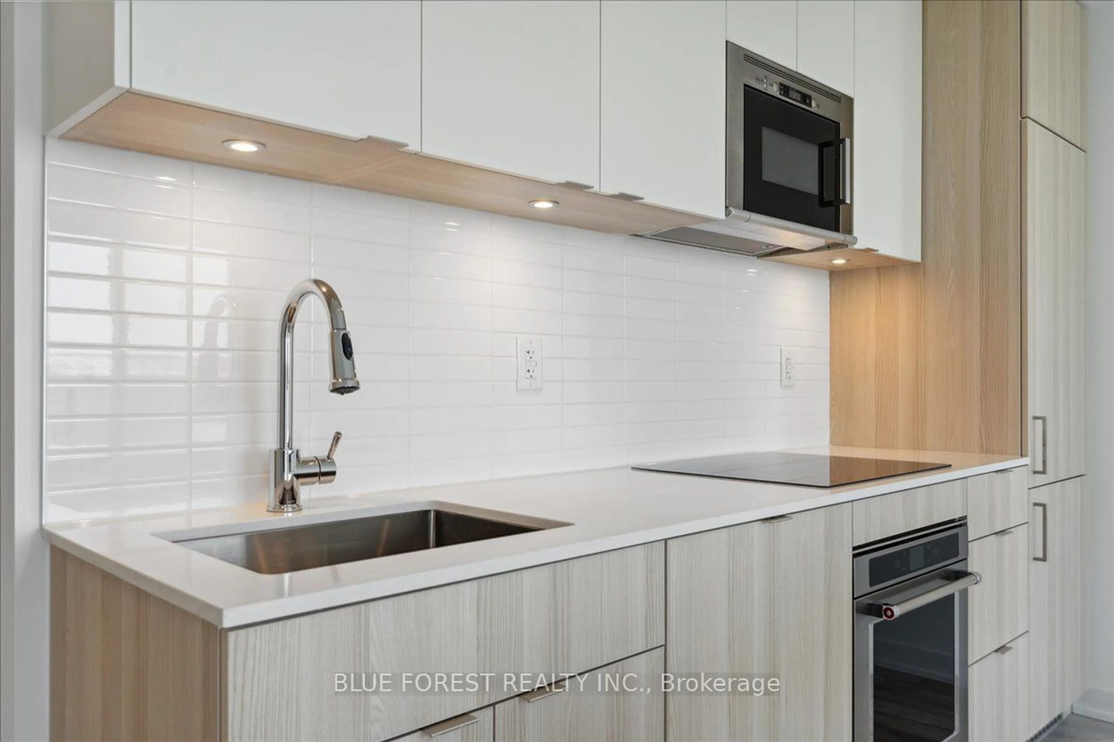 Standard kitchen, ceramic/tile floor for 220 MISSINNIHE Way #1301, Mississauga Ontario L5H 0A9