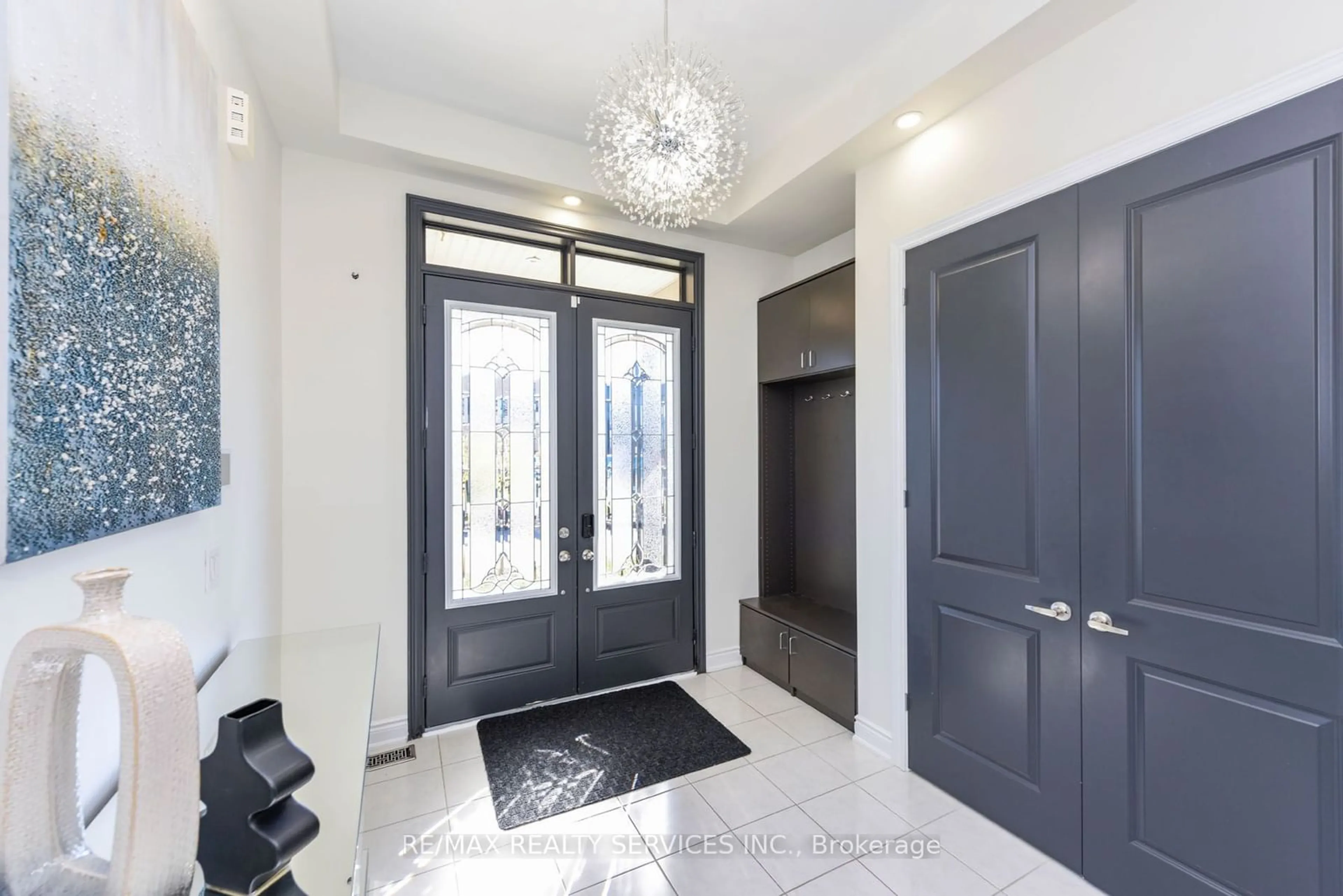 Indoor entryway for 115 Threshing Mill Blvd, Oakville Ontario L6H 0V5