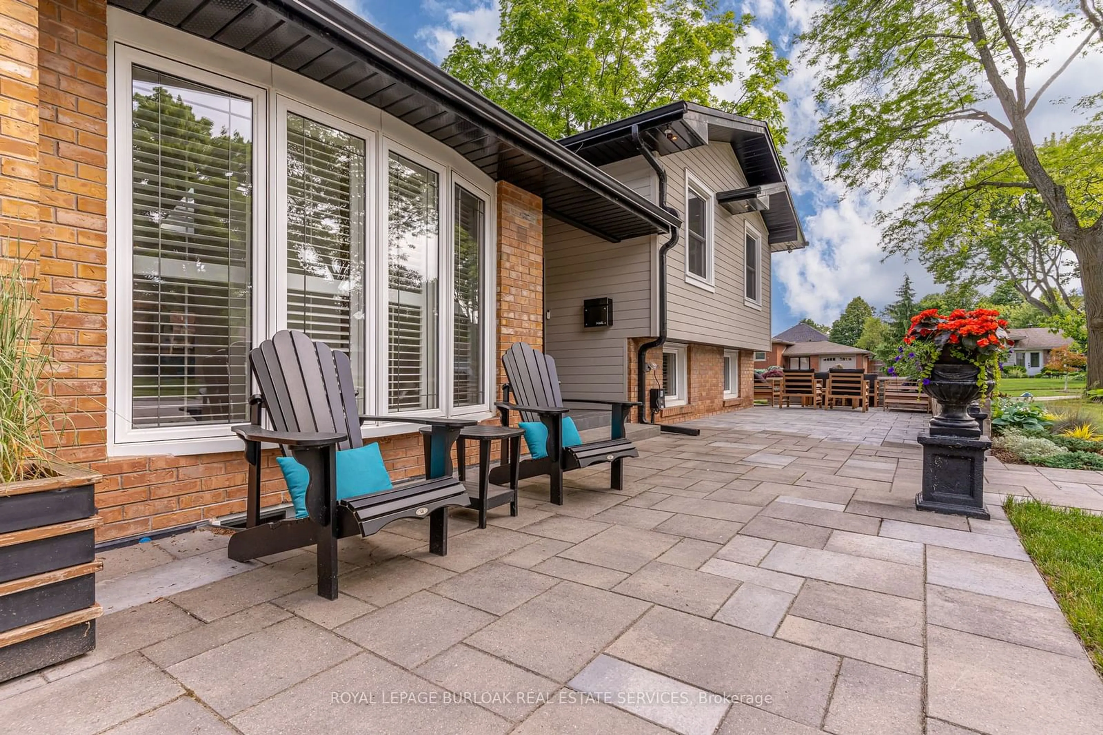 Patio, street for 313 Silvana Cres, Burlington Ontario L7L 2W3