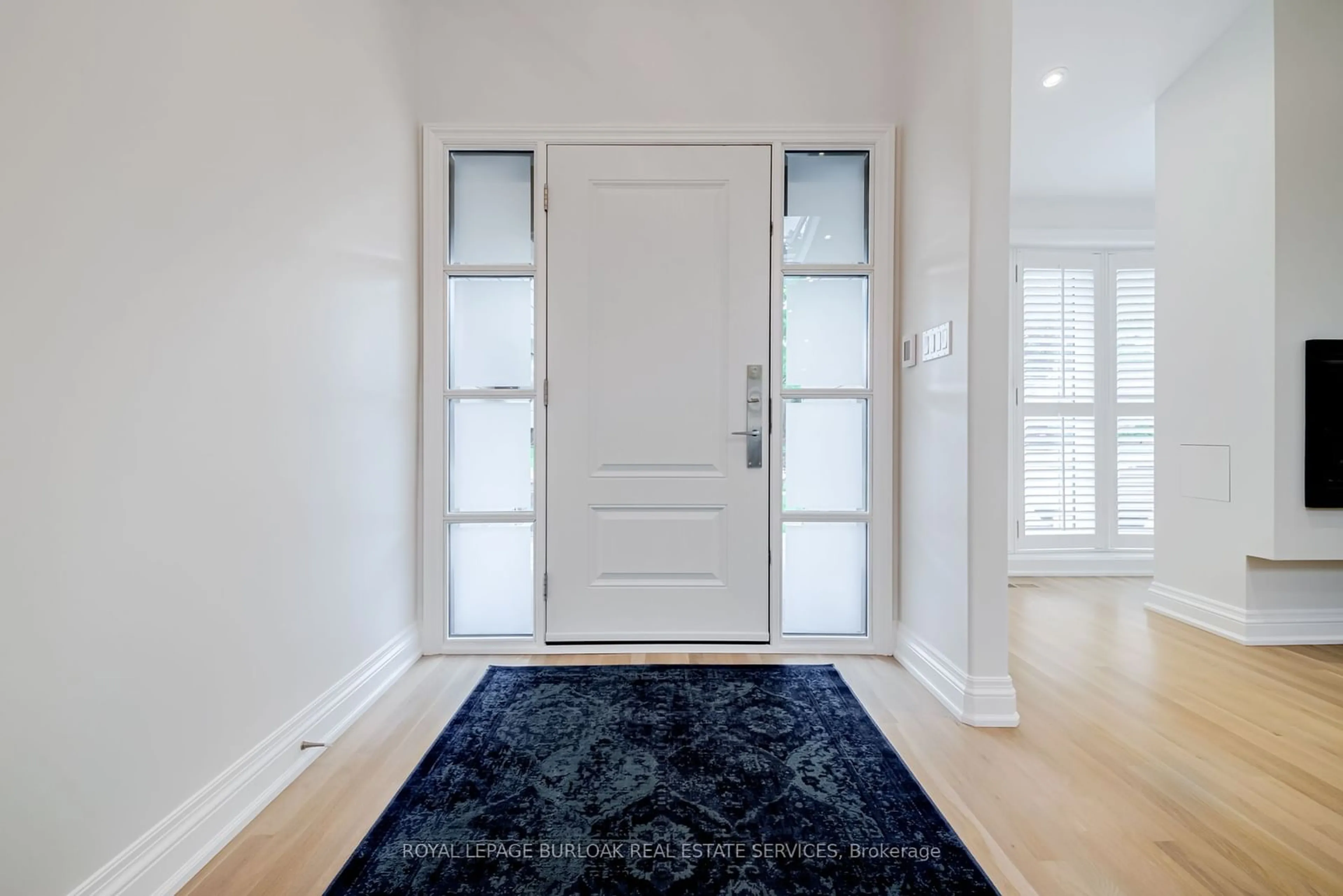 Indoor entryway for 313 Silvana Cres, Burlington Ontario L7L 2W3