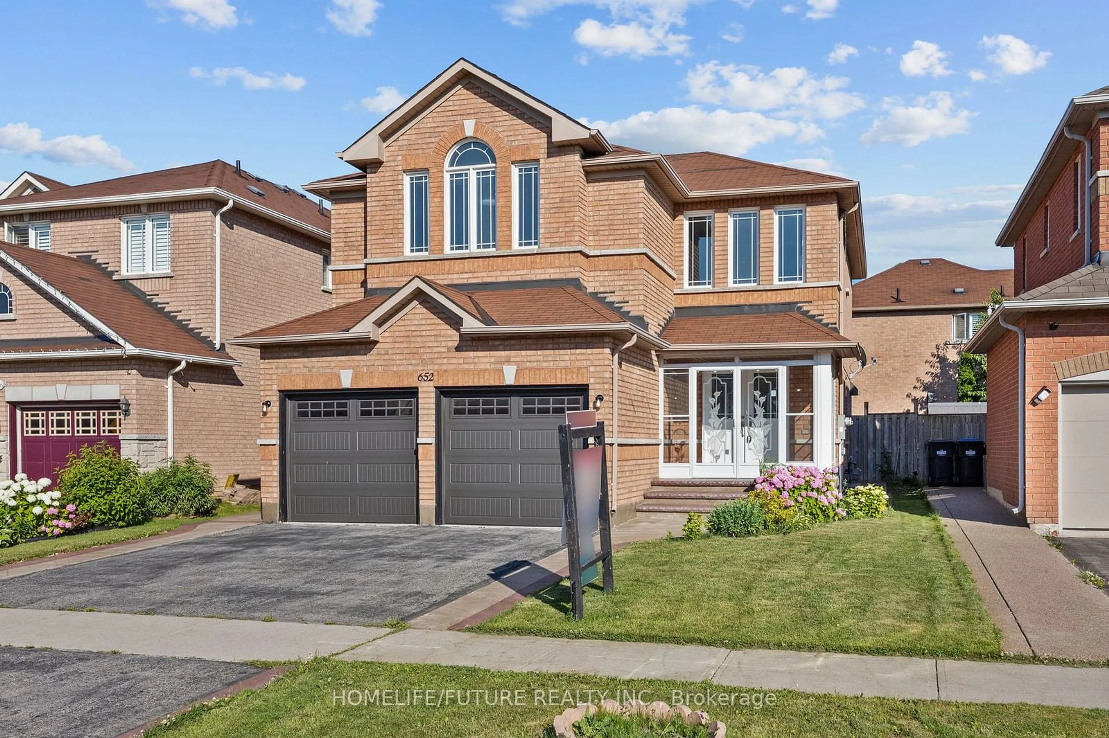 Home with brick exterior material, street for 652 Twain Ave, Mississauga Ontario L5W 0A3