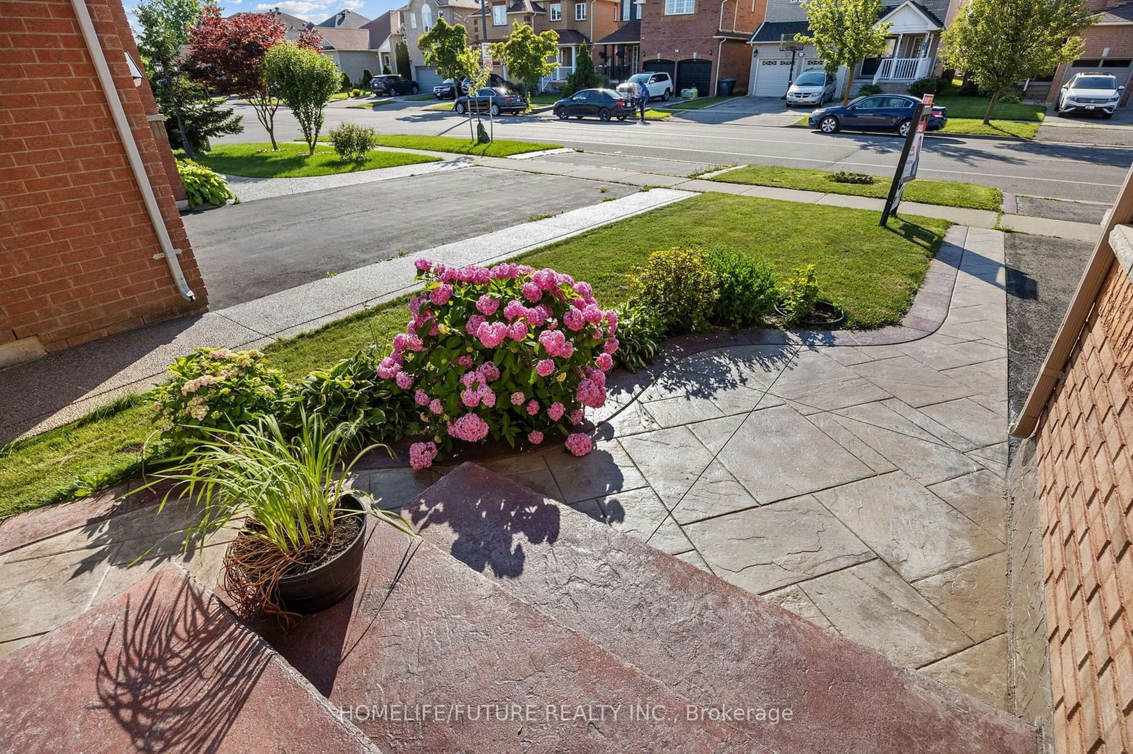 A pic from outside/outdoor area/front of a property/back of a property/a pic from drone, street for 652 Twain Ave, Mississauga Ontario L5W 0A3