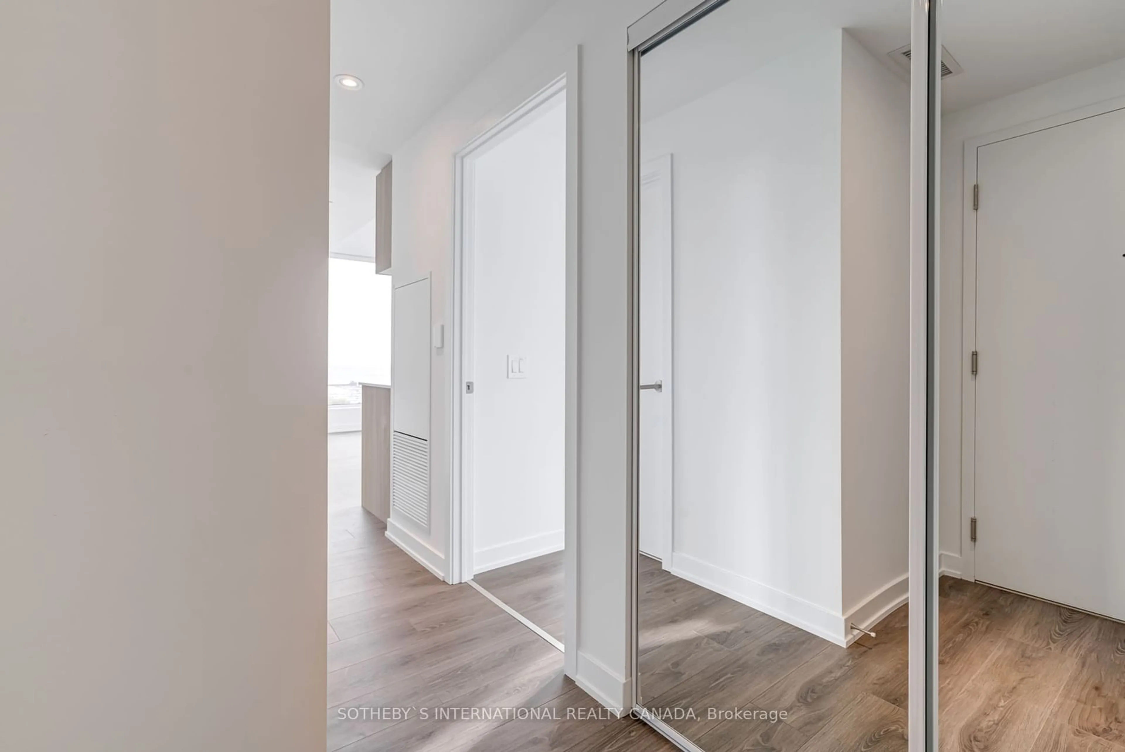 Indoor entryway for 28 Ann St #1308, Mississauga Ontario L5G 0E1