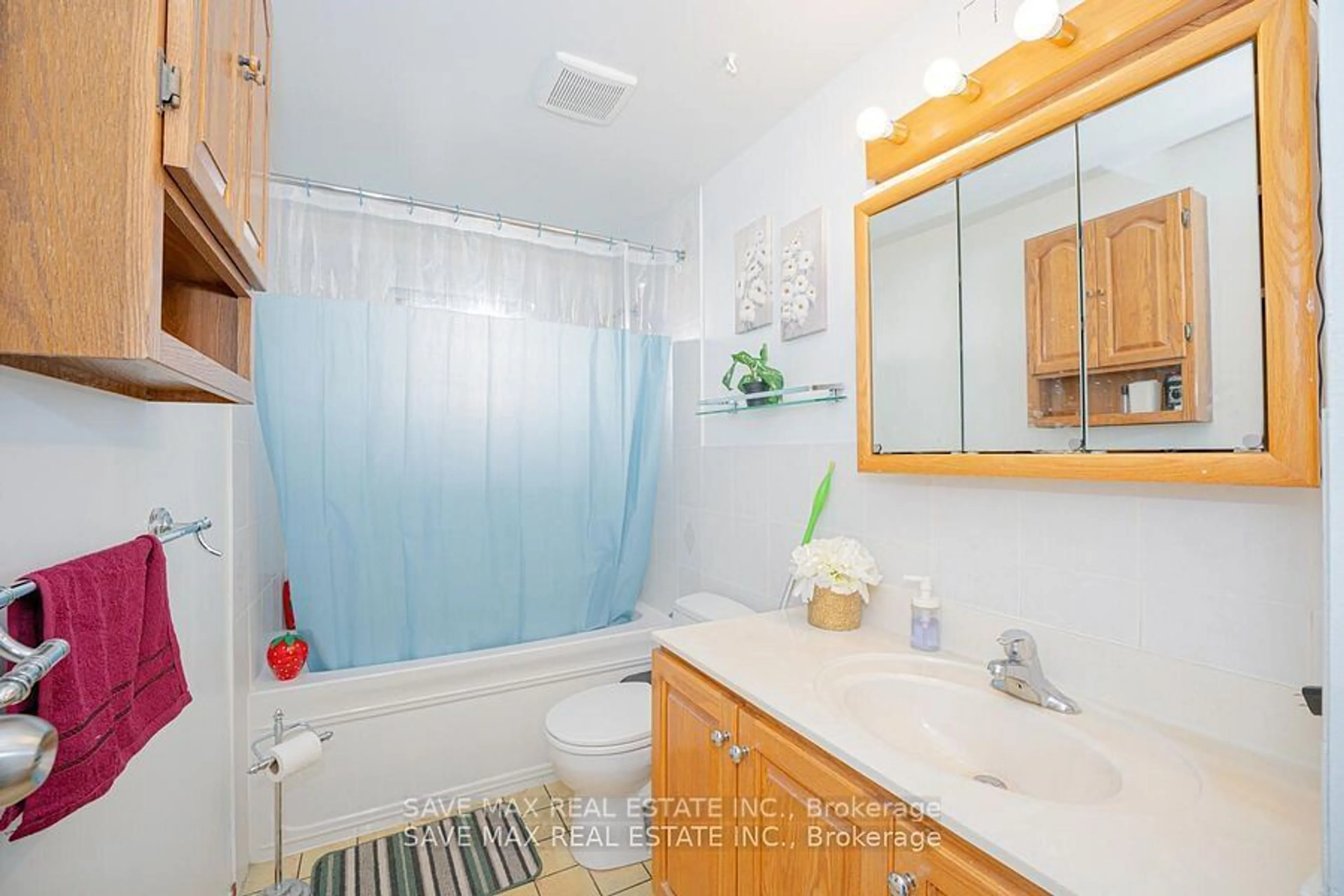 Standard bathroom, ceramic/tile floor for 2 Geneva Cres, Brampton Ontario L6S 1K8