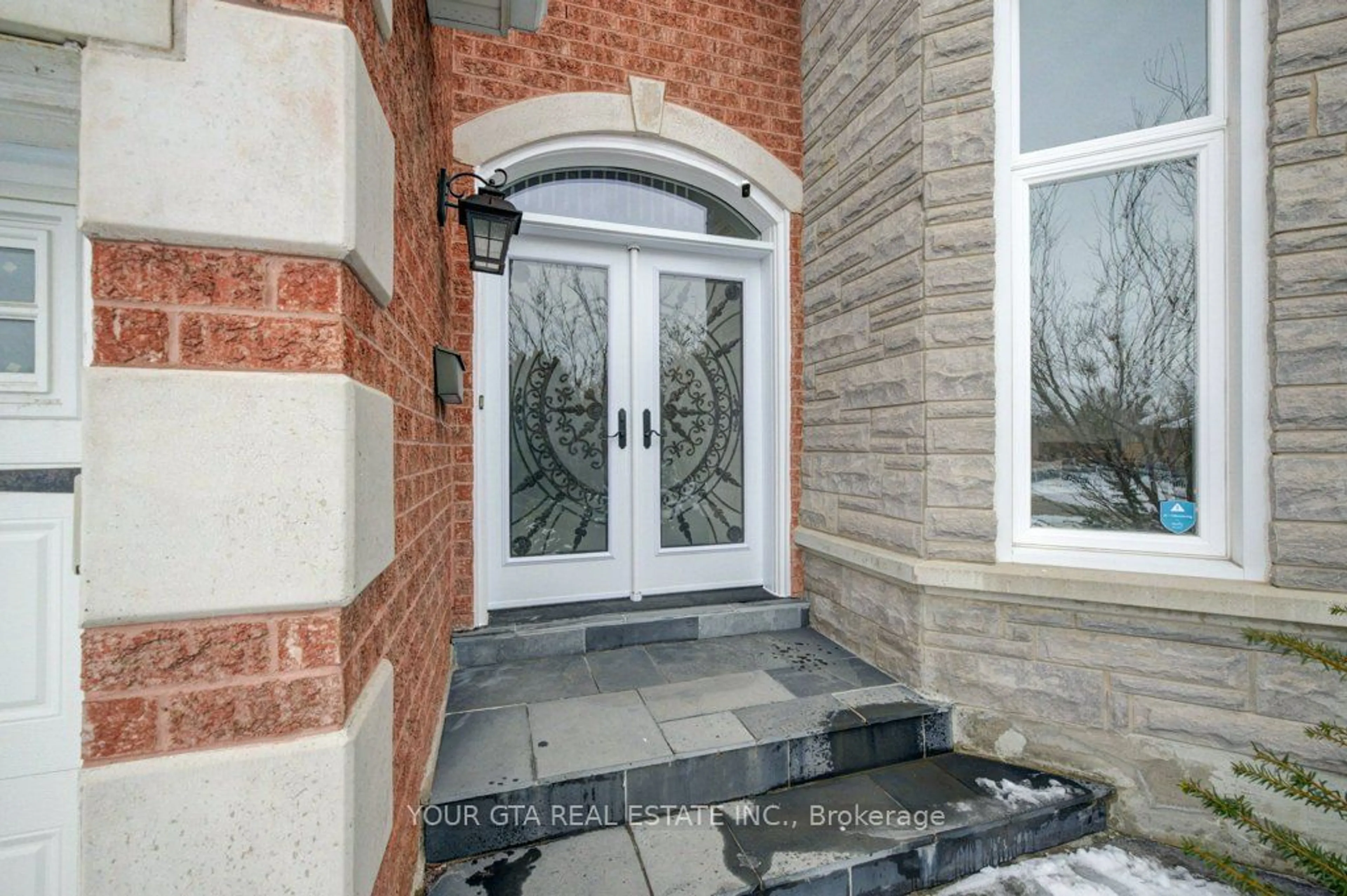 Indoor entryway for 6361 Donway Dr, Mississauga Ontario L5V 1J5