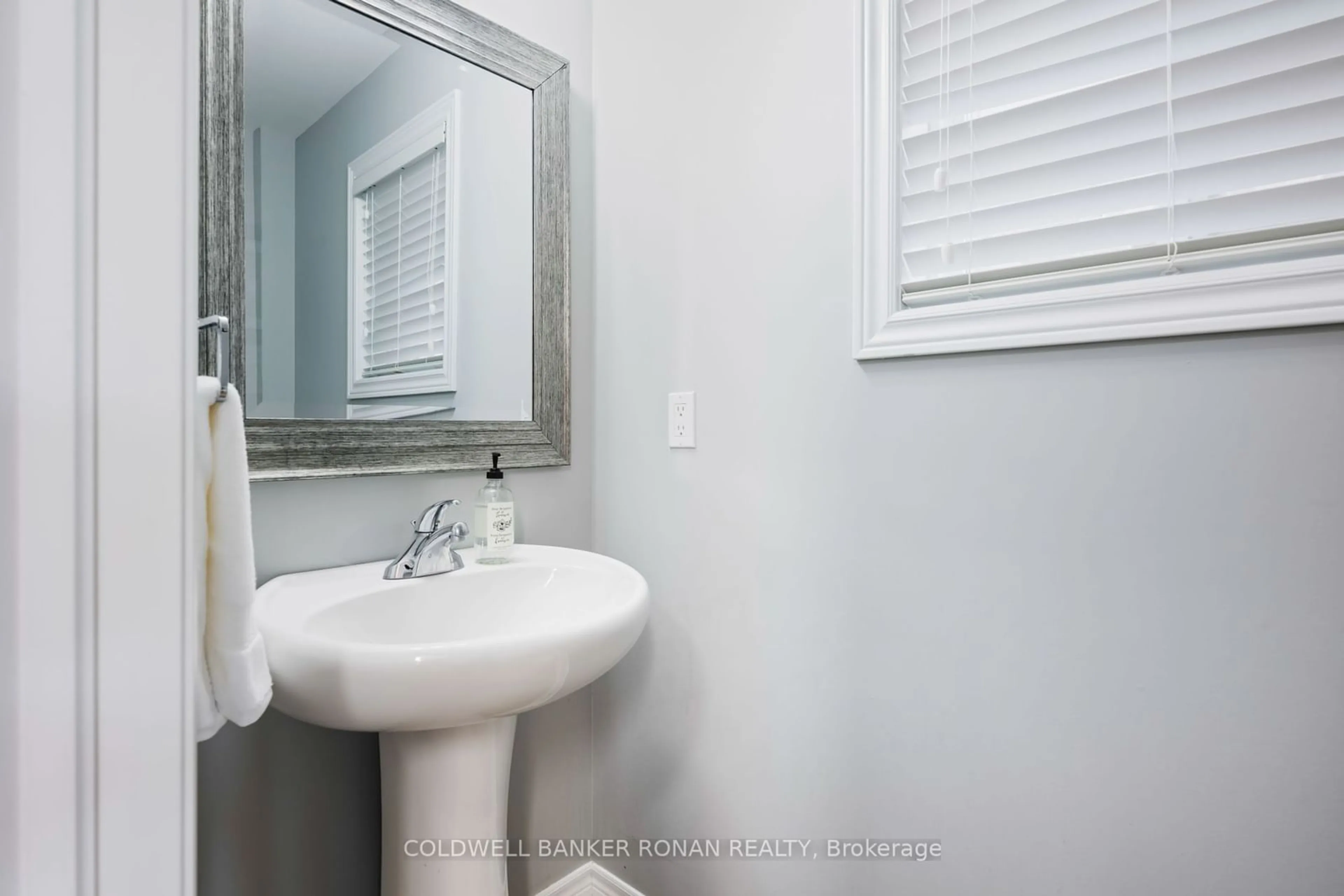 Standard bathroom, unknown for 46 Preston Dr, Orangeville Ontario L9W 0C6