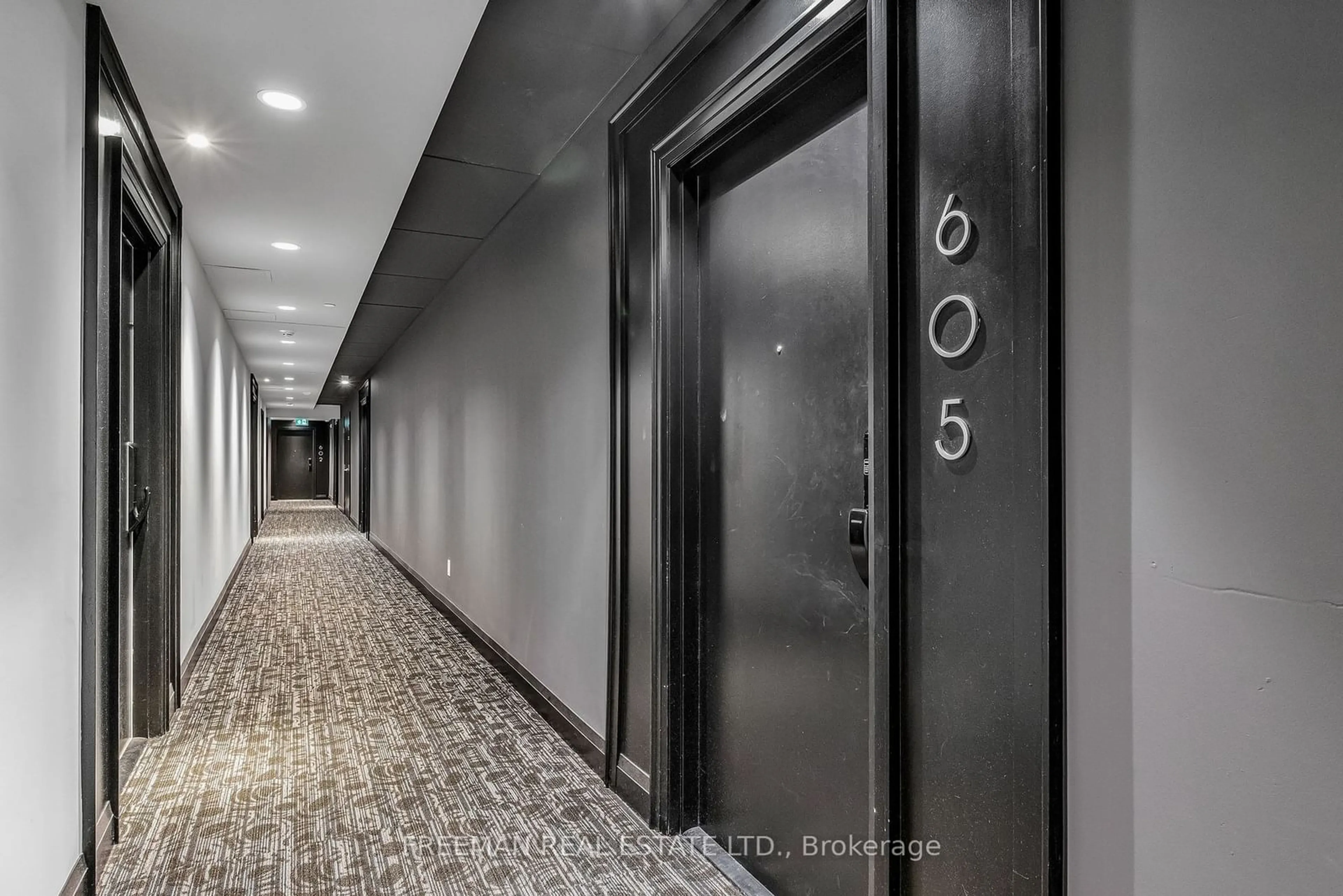 Indoor foyer for 95 Dundas St #605, Oakville Ontario L6M 5N4