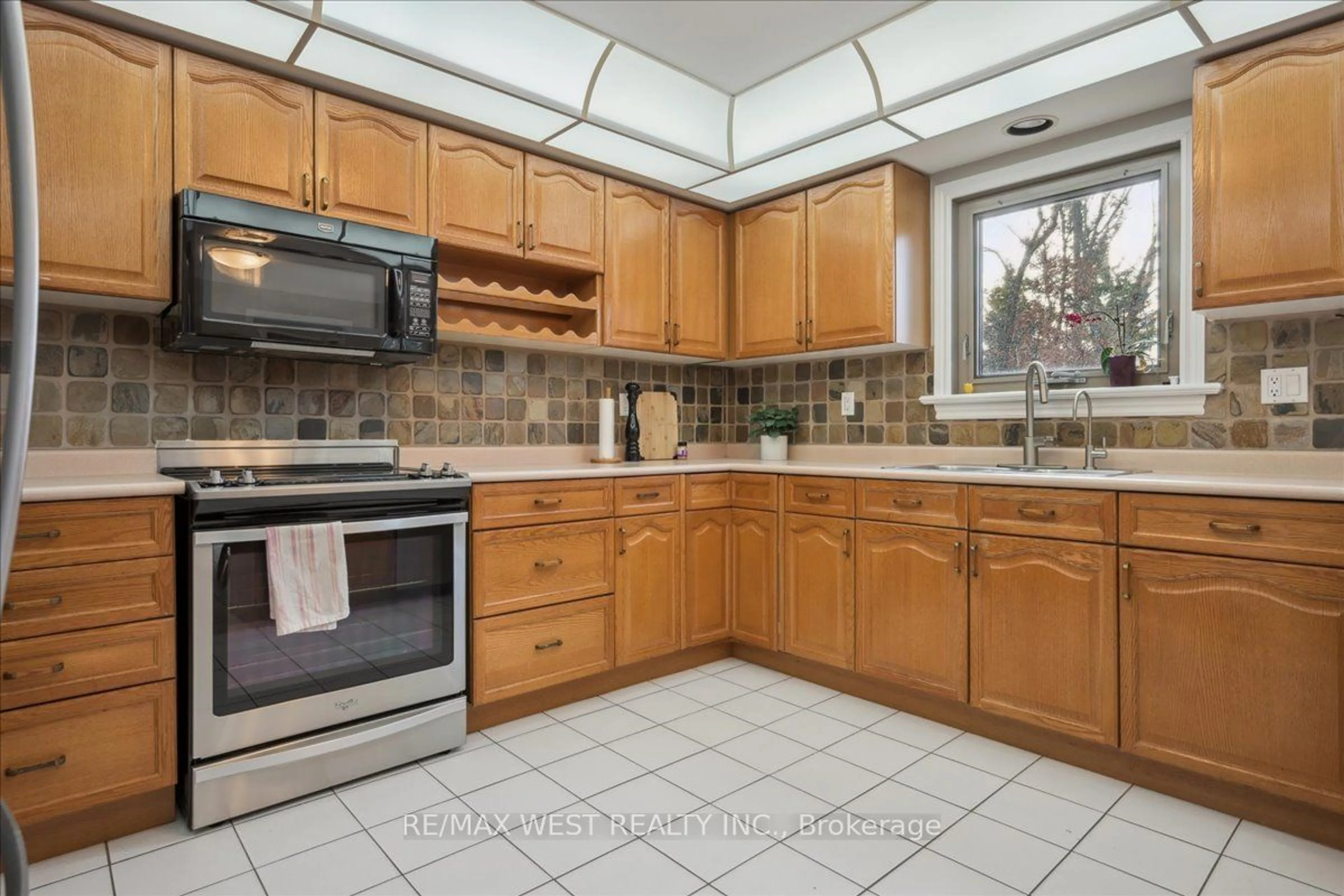 Standard kitchen, ceramic/tile floor for 391 March Cres, Oakville Ontario L6H 5X7