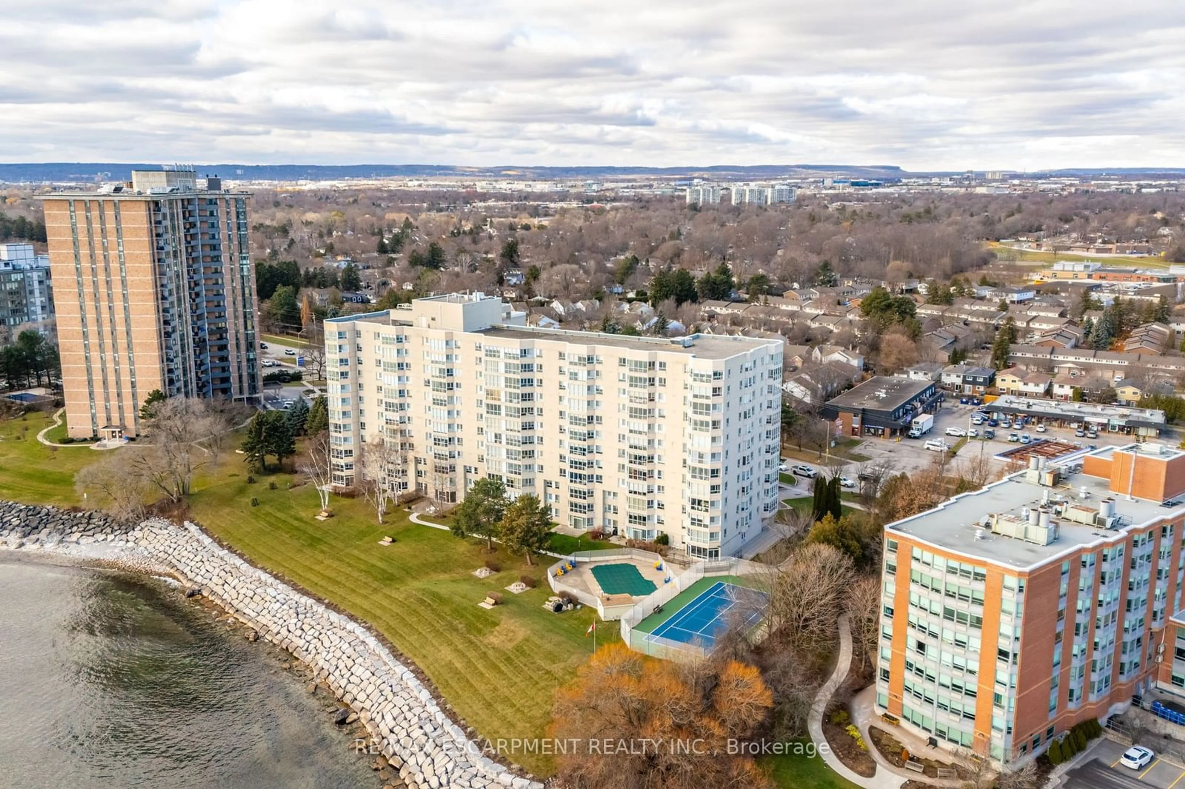 A pic from outside/outdoor area/front of a property/back of a property/a pic from drone, city buildings view from balcony for 5280 Lakeshore Rd #911, Burlington Ontario L7L 5R1