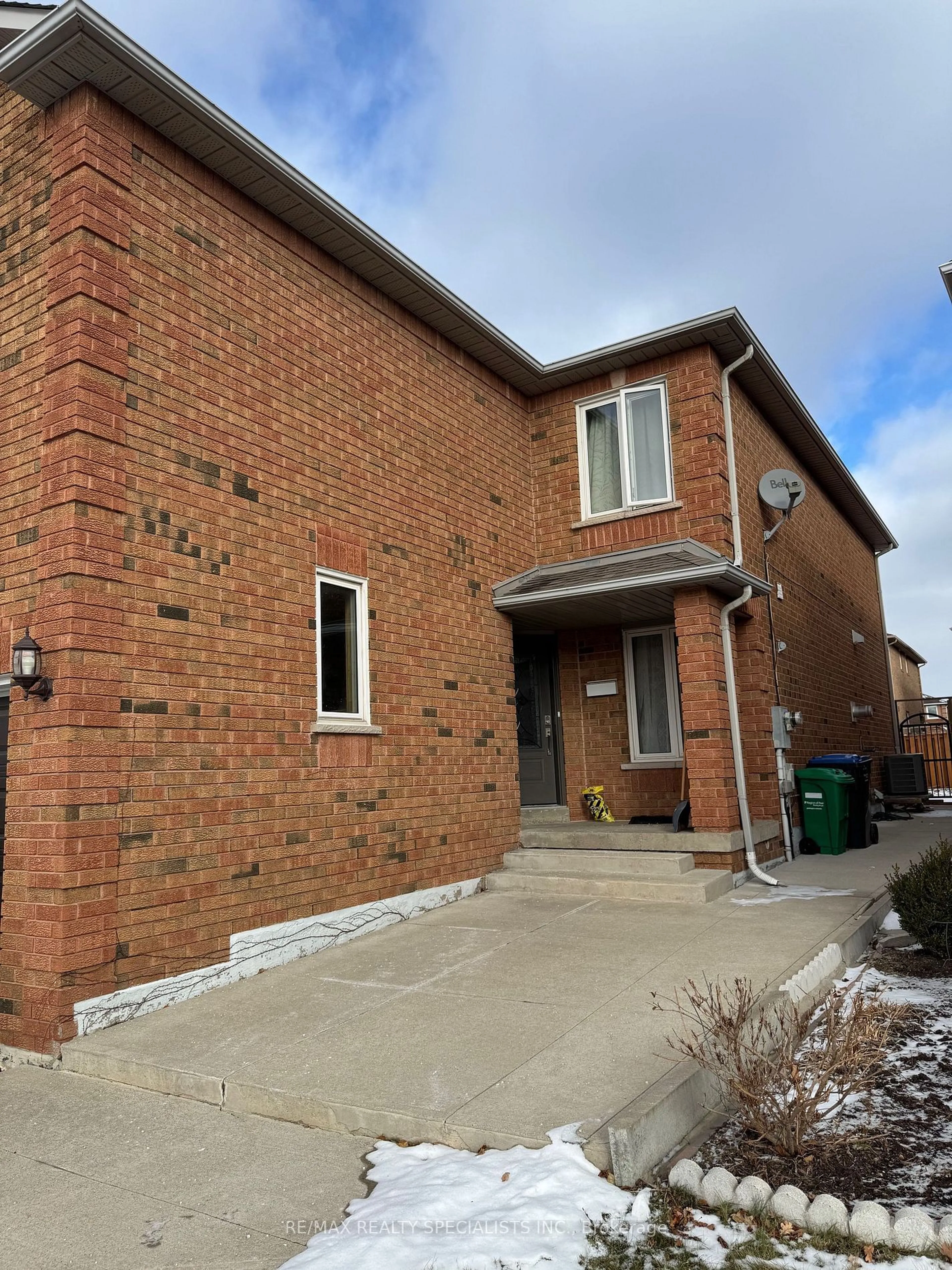 Home with brick exterior material, building for 7049 GRAYDON Crt, Mississauga Ontario L5N 7H4