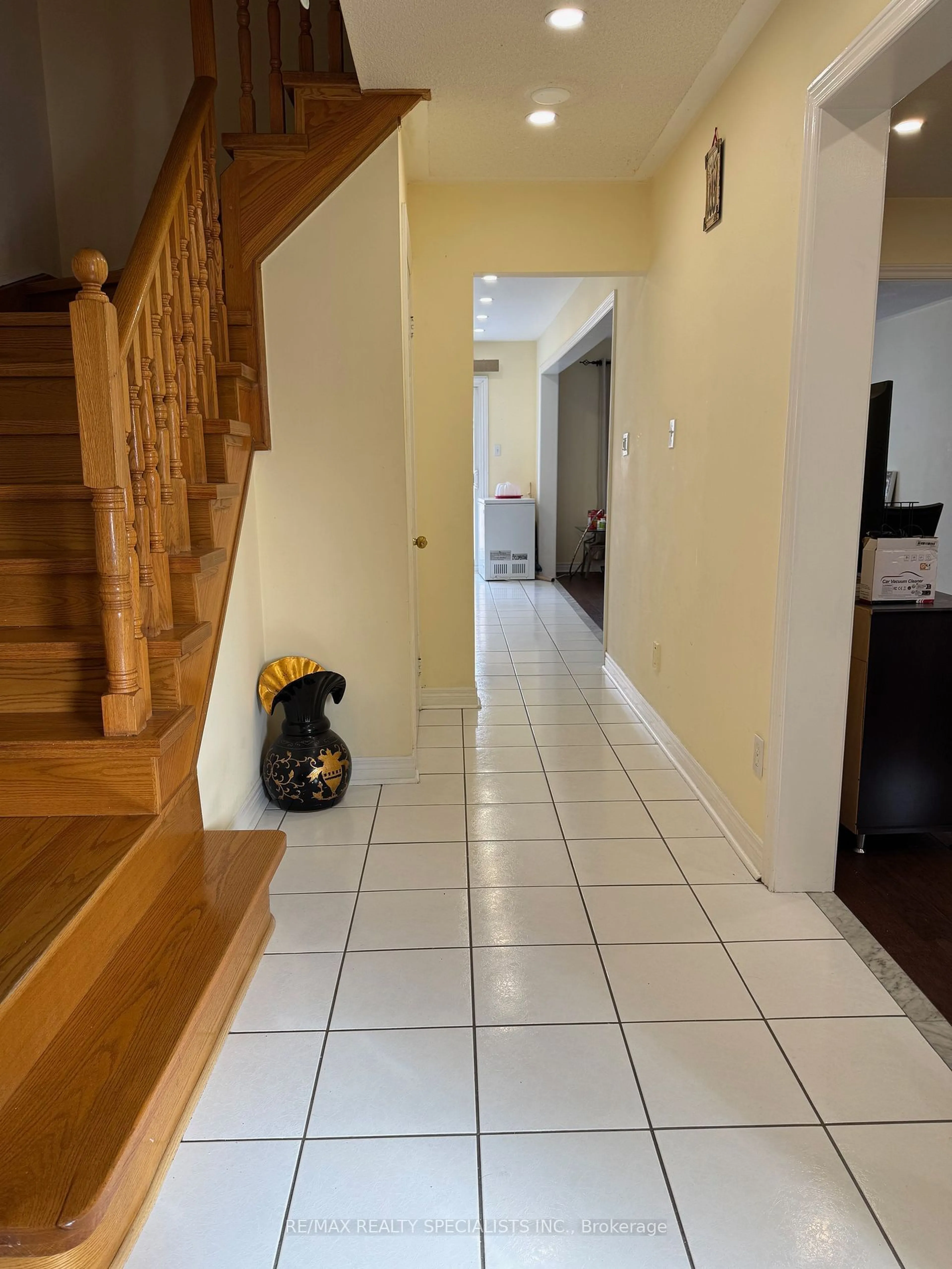 Indoor foyer for 7049 GRAYDON Crt, Mississauga Ontario L5N 7H4