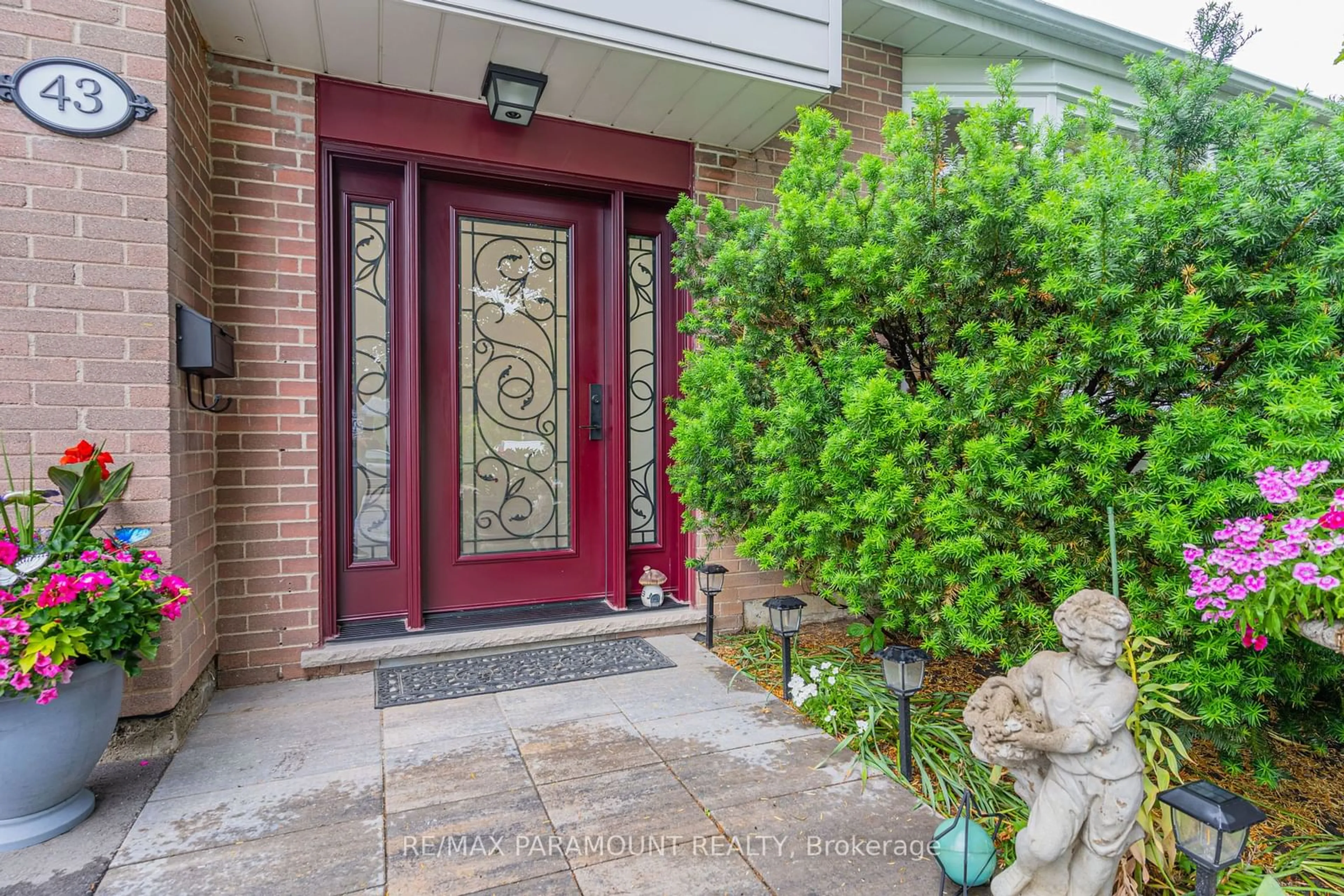 Indoor entryway for 43 Bromley Cres, Brampton Ontario L6T 1Z2