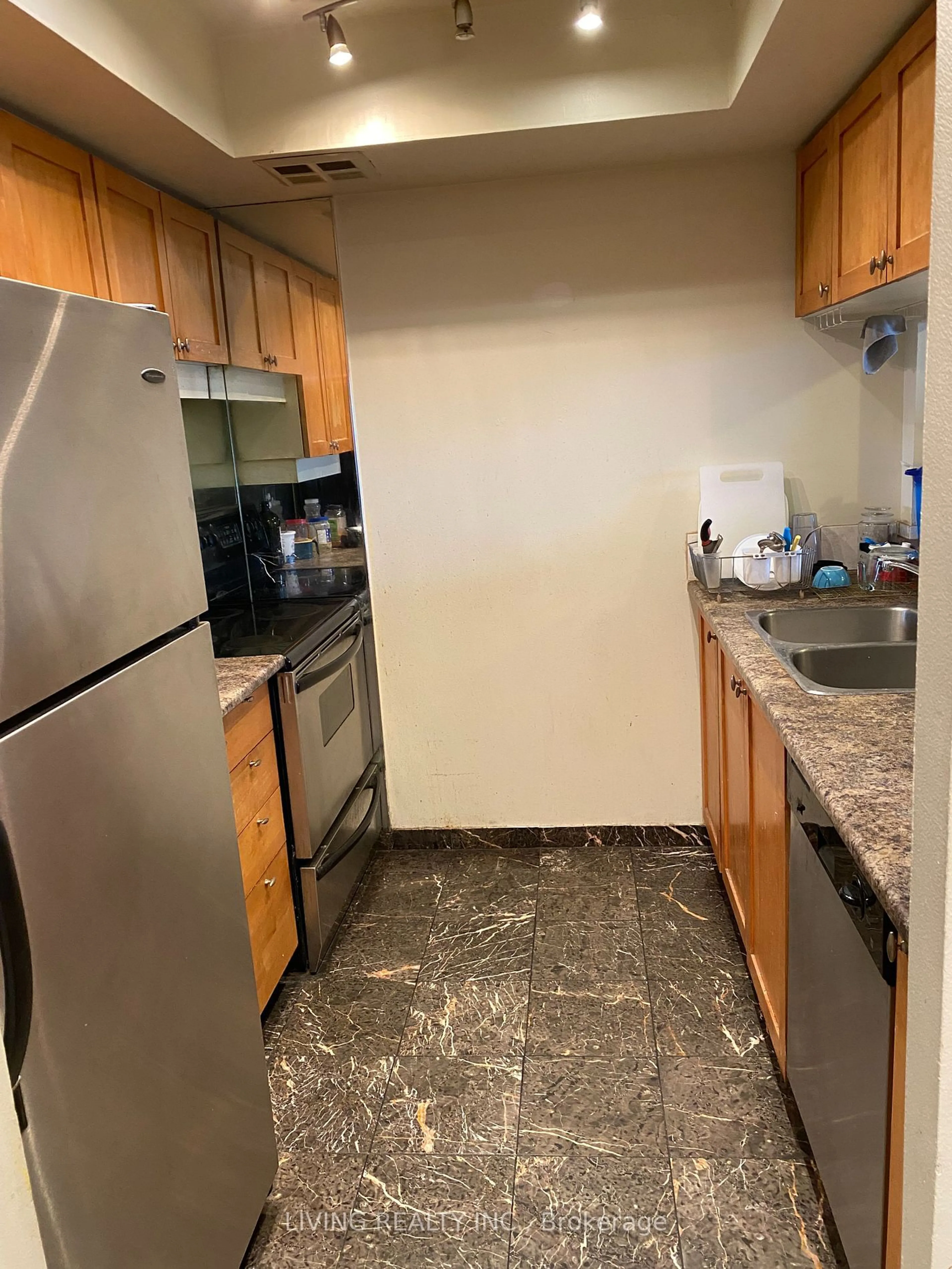 Standard kitchen, unknown for 250 Webb Dr #1207, Mississauga Ontario L5B 3Z4