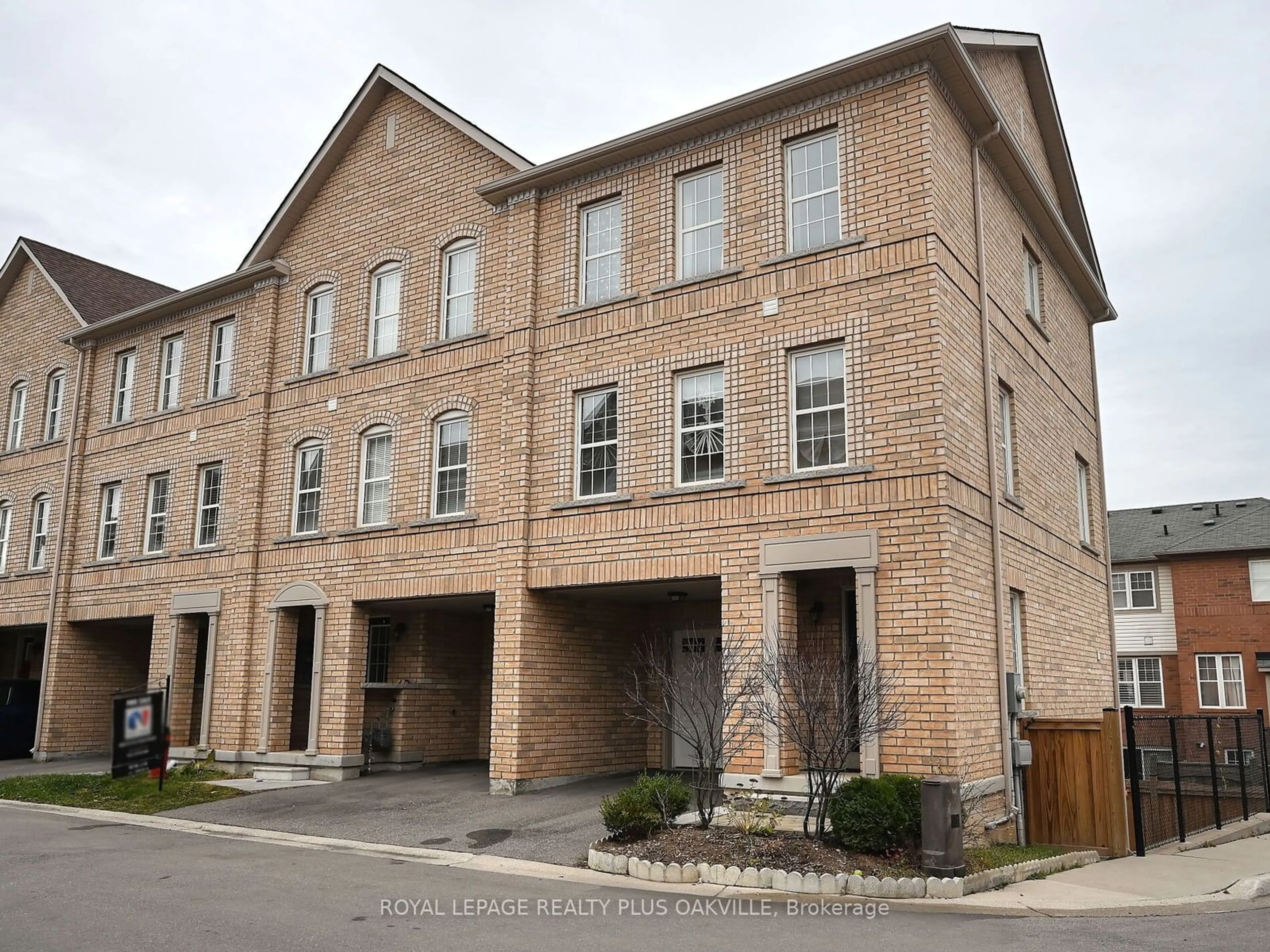 Home with brick exterior material, street for 2280 Baronwood Dr #90, Oakville Ontario L6M 0K4